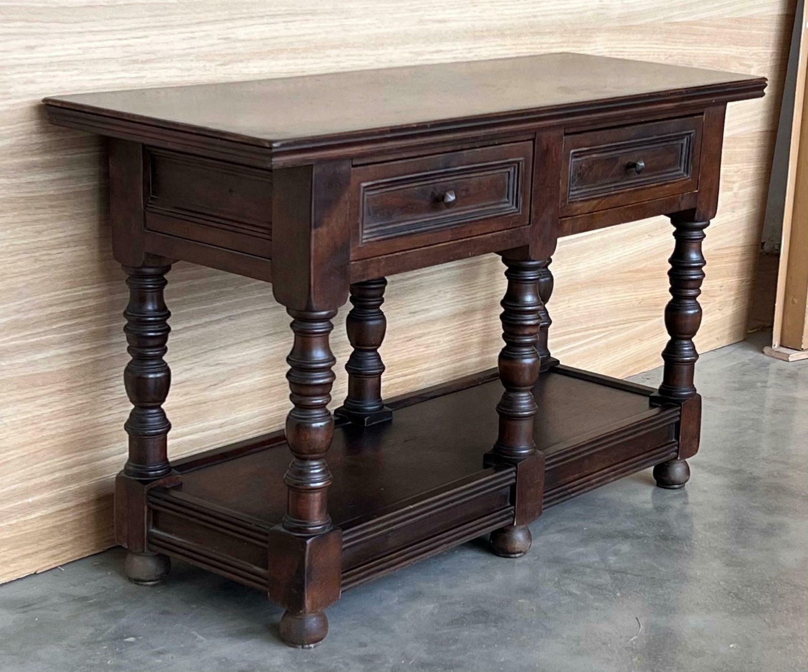 Grande table d'appoint espagnole du début du XXe siècle à deux tiroirs, ou grandes tables de chevet photo vinterior