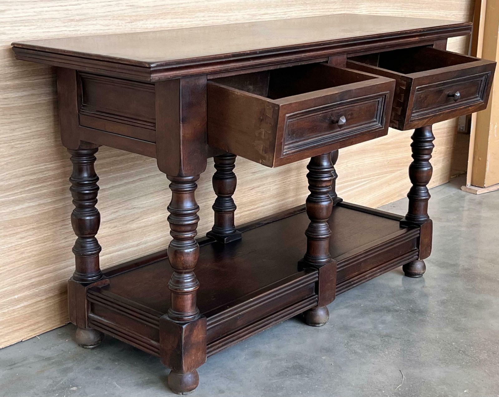 Grande table d'appoint espagnole du début du XXe siècle à deux tiroirs, ou grandes tables de chevet photo buy