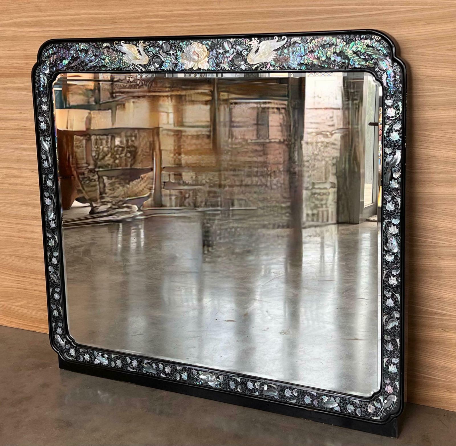Miroir en laque noire d'exportation chinoise avec incrustations photo furniture