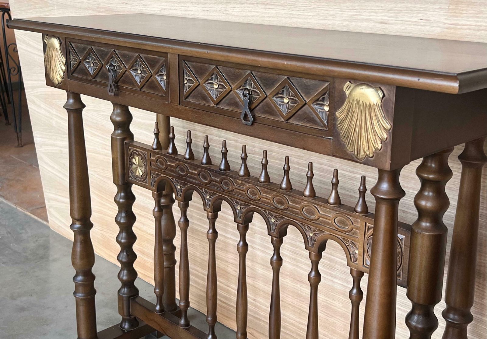 Console mid-century Castilian en noyer, deux tiroirs en feuille d'or photo buy