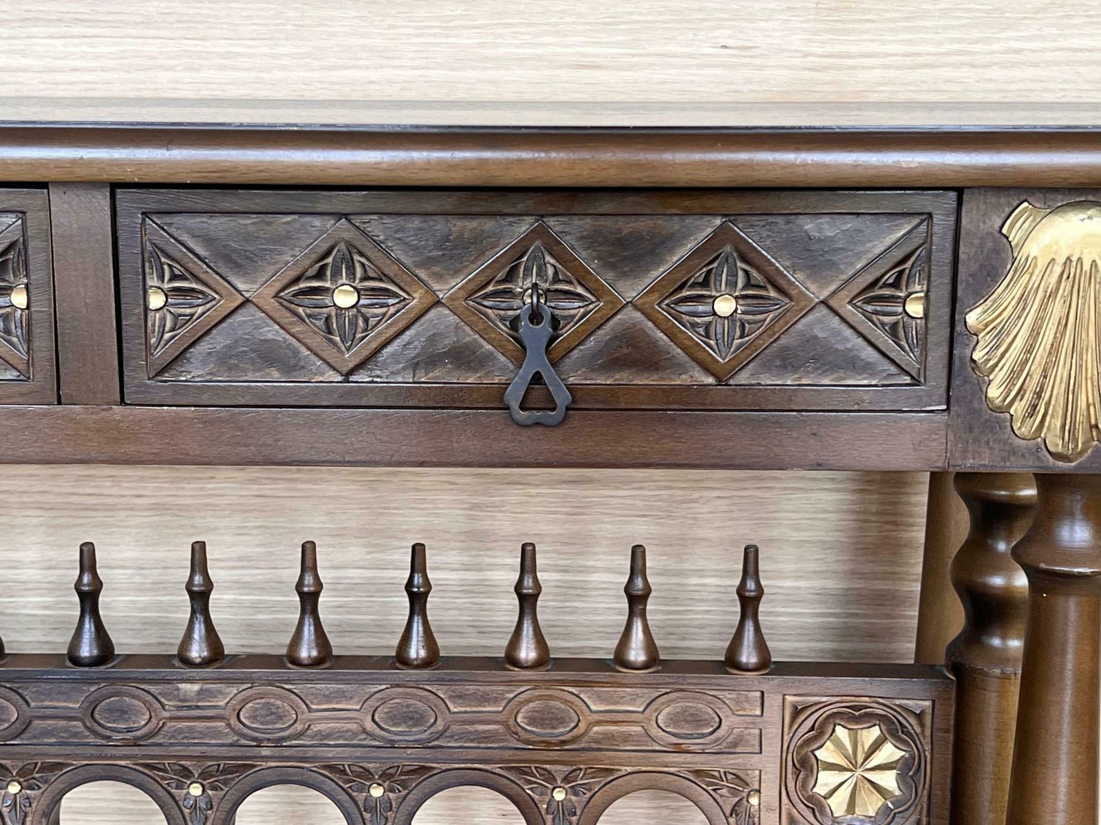 Console mid-century Castilian en noyer, deux tiroirs en feuille d'or photo vintage