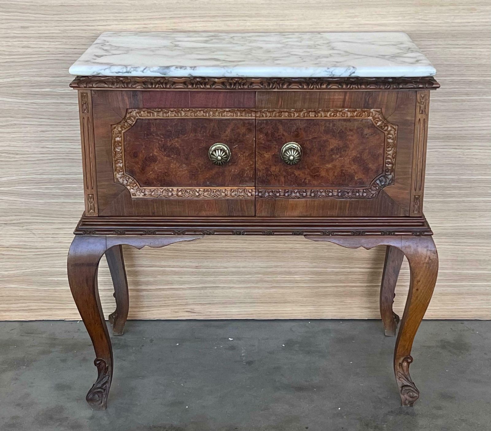 Tables de chevet Art déco françaises à porte et plateau en marbre, années 1930, lot de 2 photo for sale