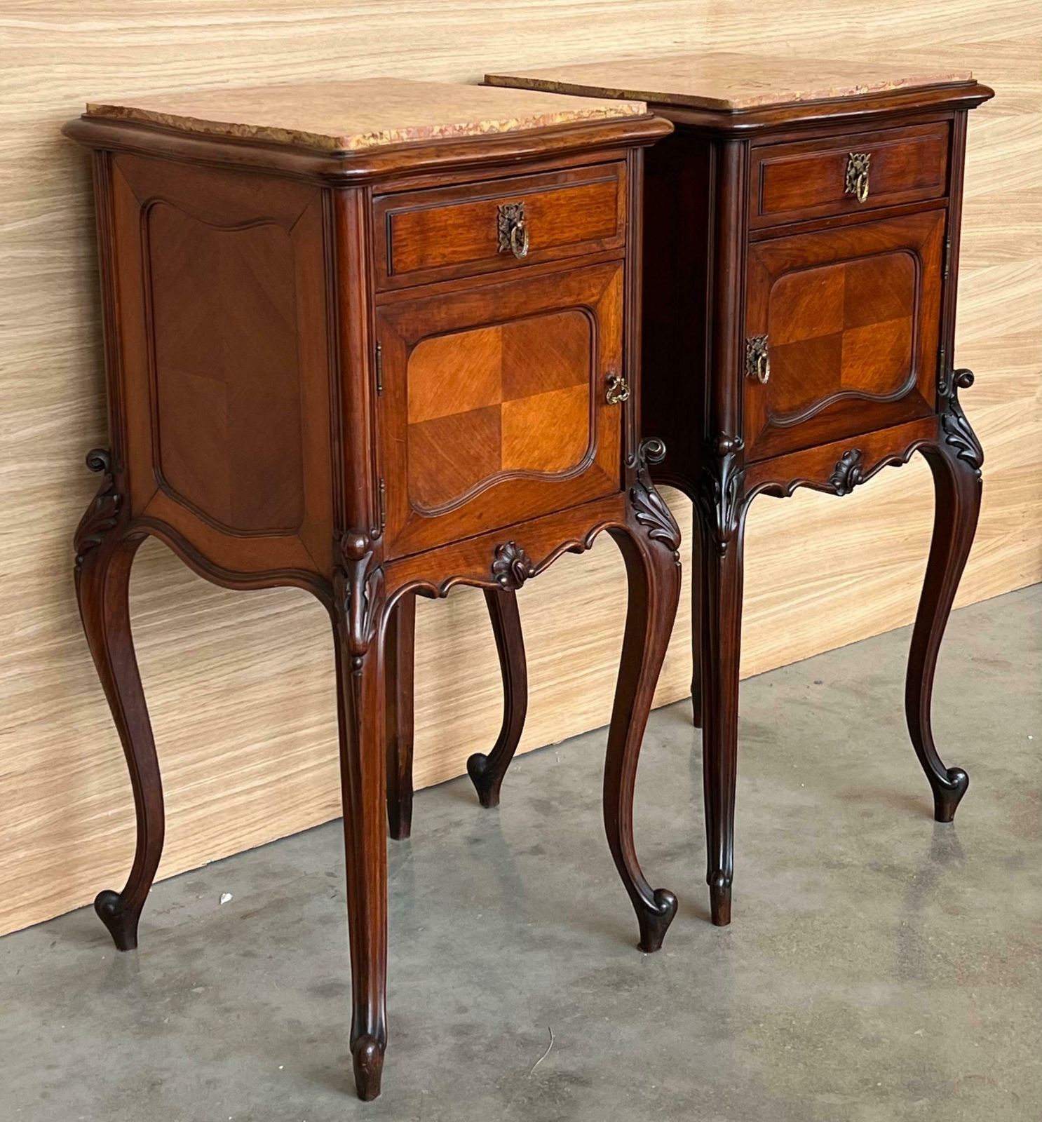 Tables de chevet de style Louis XV en noyer, plateau en marbre, années 1930, lot de 2 photo vinterior