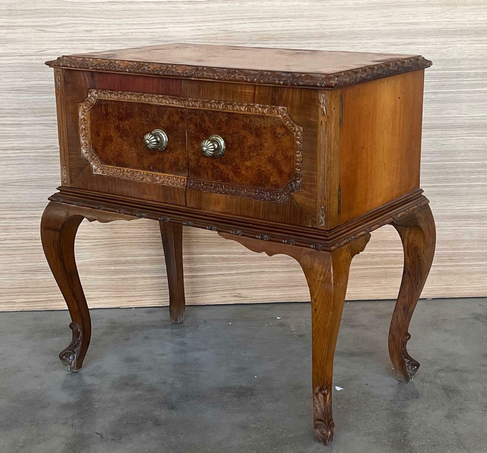 Tables de chevet Art déco françaises à porte et plateau en marbre, années 1930, lot de 2 photo buy