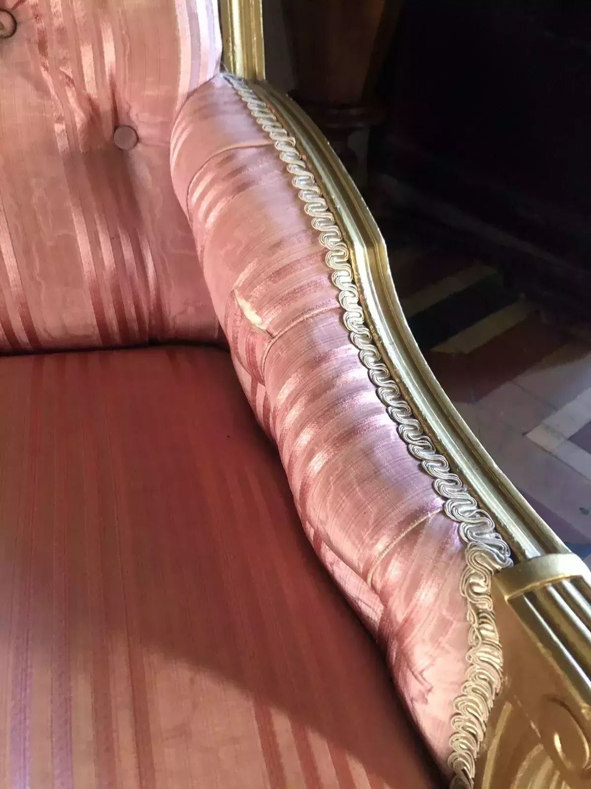 photo furniture Antique Small Childrens Dog Bed Pink Gold Throne Tub Chair