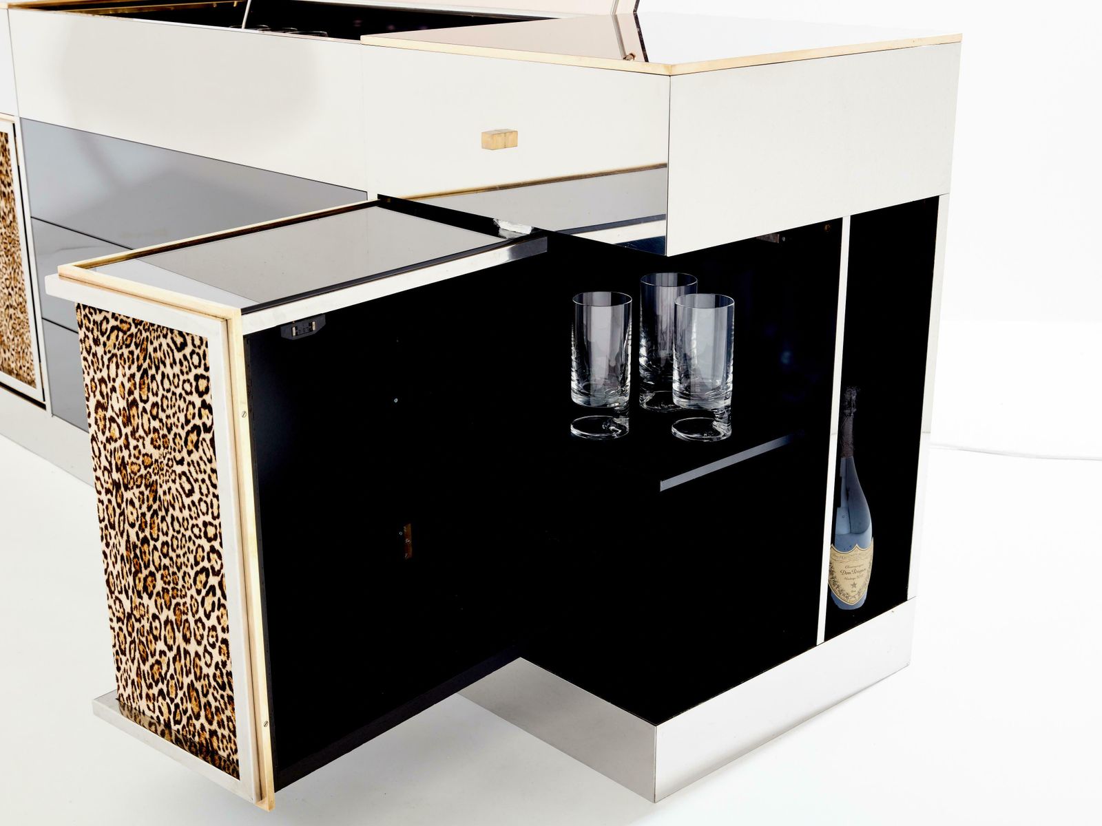 Buffet bar Michel Pigneres en laiton et miroir léopard, 1969 photo 36192.0