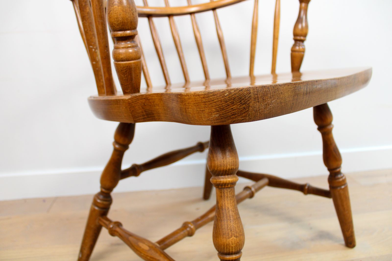 photo vinterior A Pair Of Vintage Mid Century Windor Chairs By Kli Logatec Yugoslavia Ercol Era