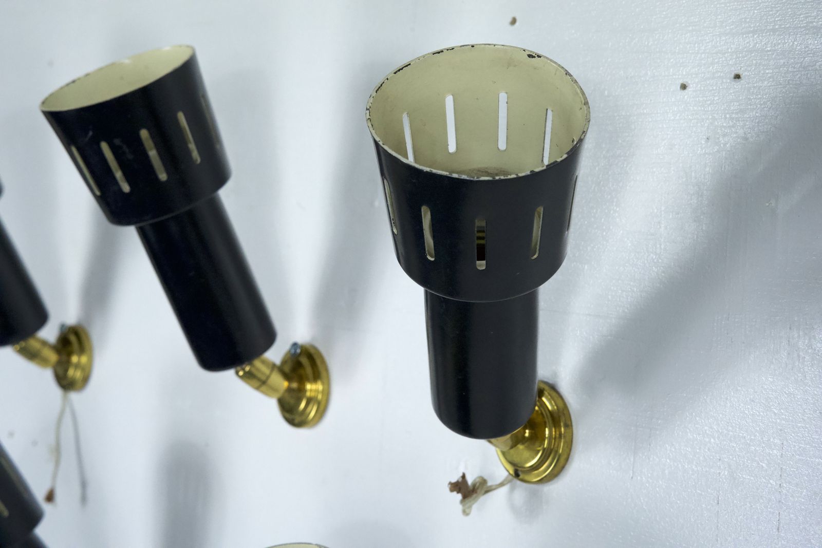 photo for sale Set Of Five Stilnovo Manner Spotlights In Brass And Lacquered Metal. Italy 1960s