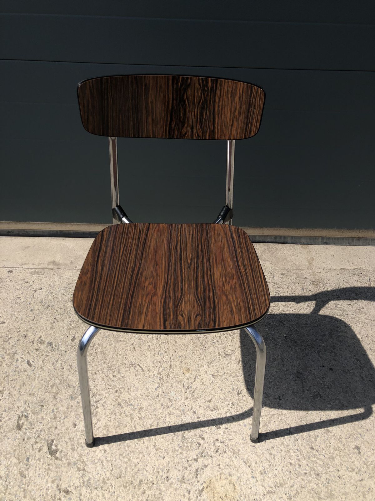 photo vintage A Set Of Four Retro Formica Dining Chairs