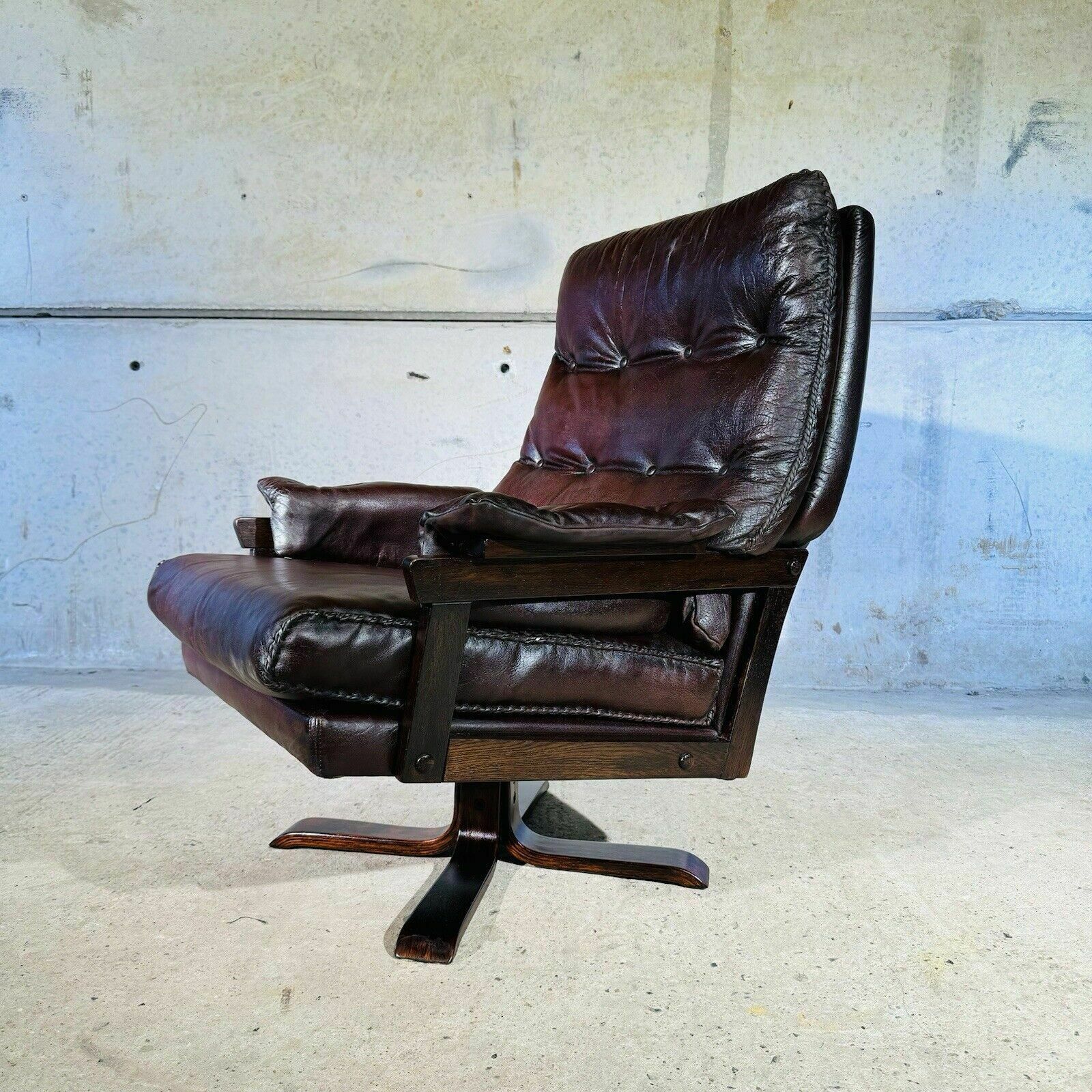 photo for sale 1 Of 2 Beautiful 70s Vintage Danish Chestnut Leather Swivel Chair