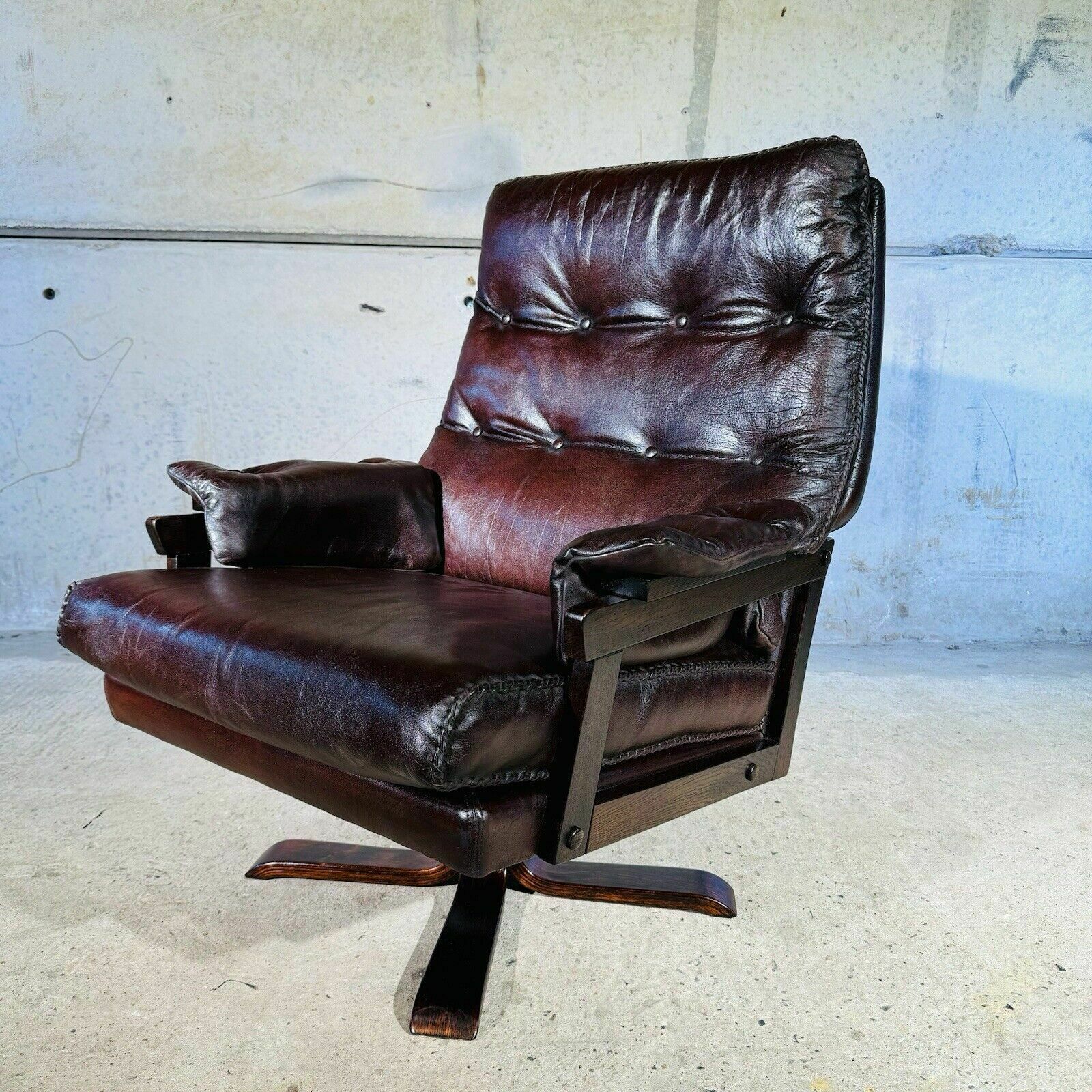 photo vinterior 1 Of 2 Beautiful 70s Vintage Danish Chestnut Leather Swivel Chair