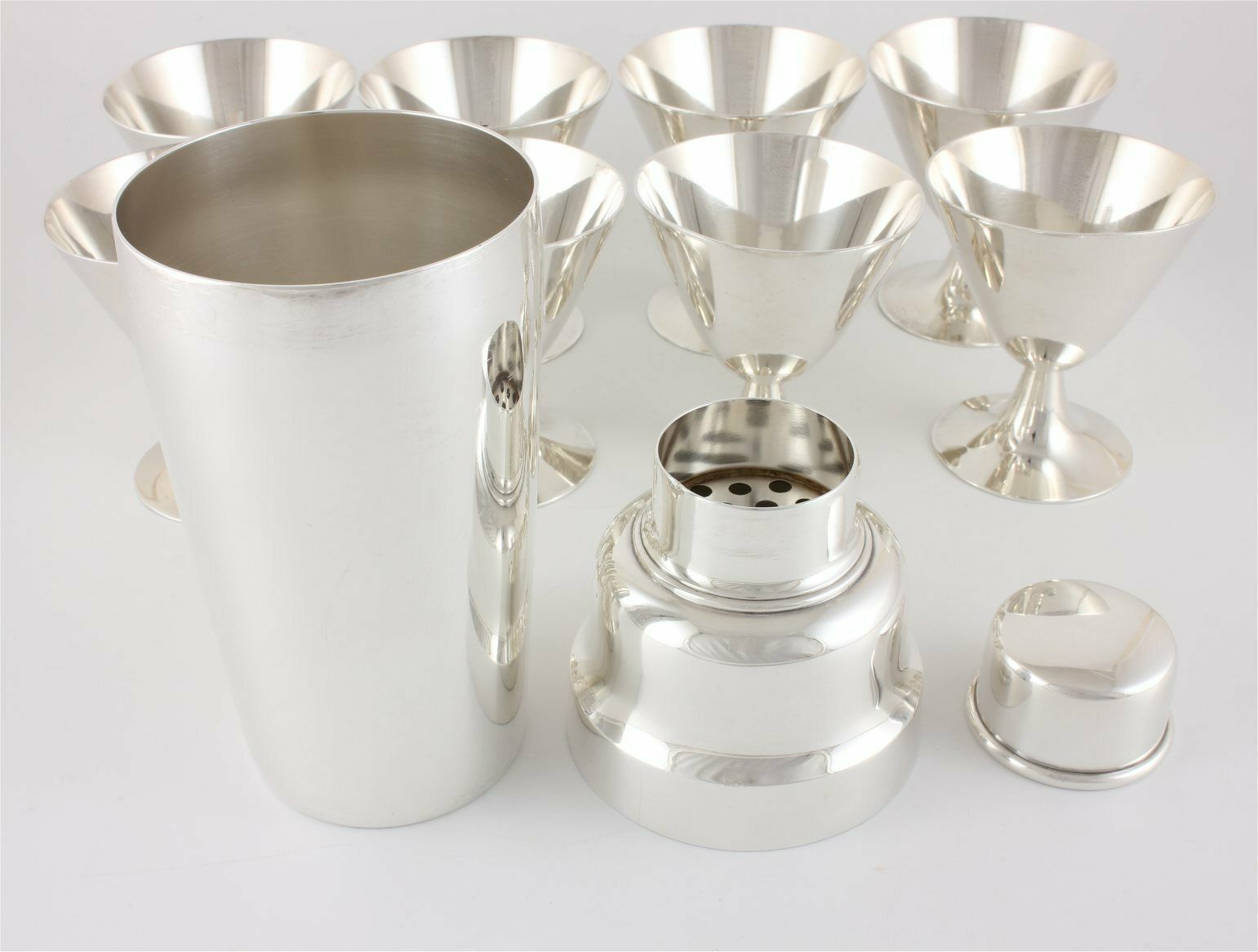 Christofle Silver Plate Art Deco Cocktail Shaker & 8 Goblet Glasses Set. photo vinterior