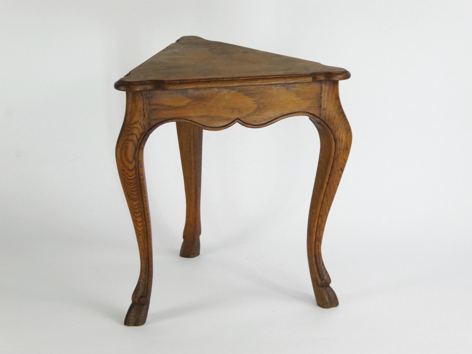 Antique Oak Side Table In Triangular Shape, Wooden Pedestal With Carved Legs, Farmhouse Decor, Scalloped Edges photo Furniture