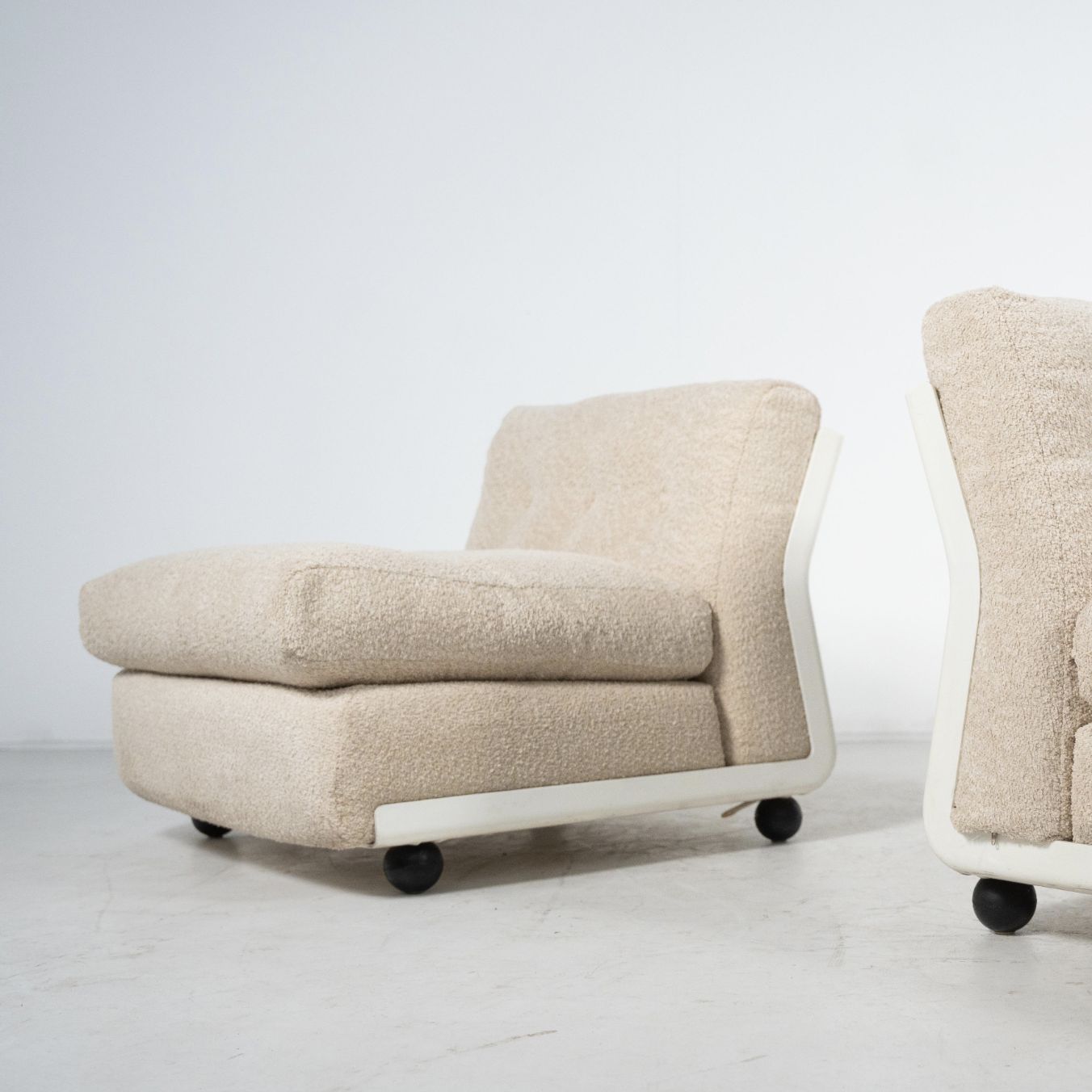 Mid Century Modern Pair Of “Amanta” Armchairs By Mario Bellini, 1960s photo vinterior