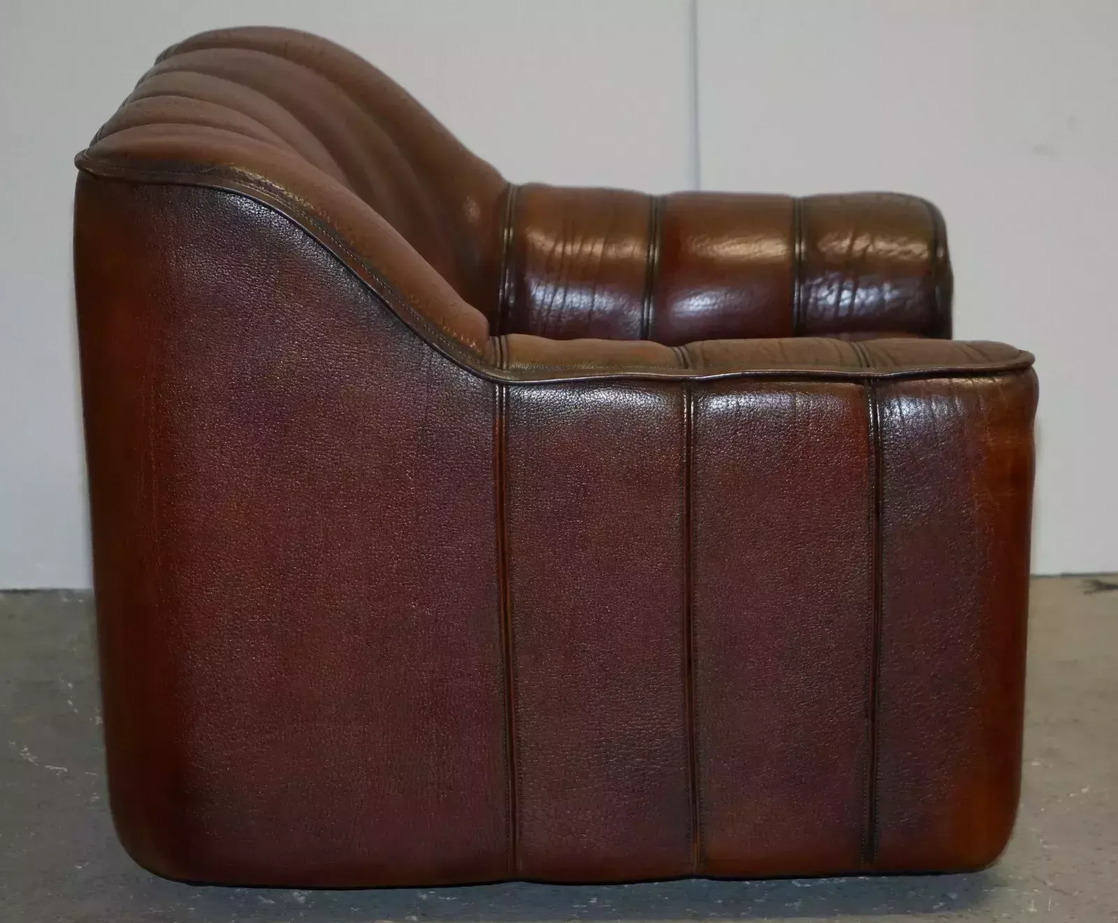 photo furniture De Sede Ds44 Reclining Brown Buffalo Neck Leather Pair Of Armchairs & Sofa Suite