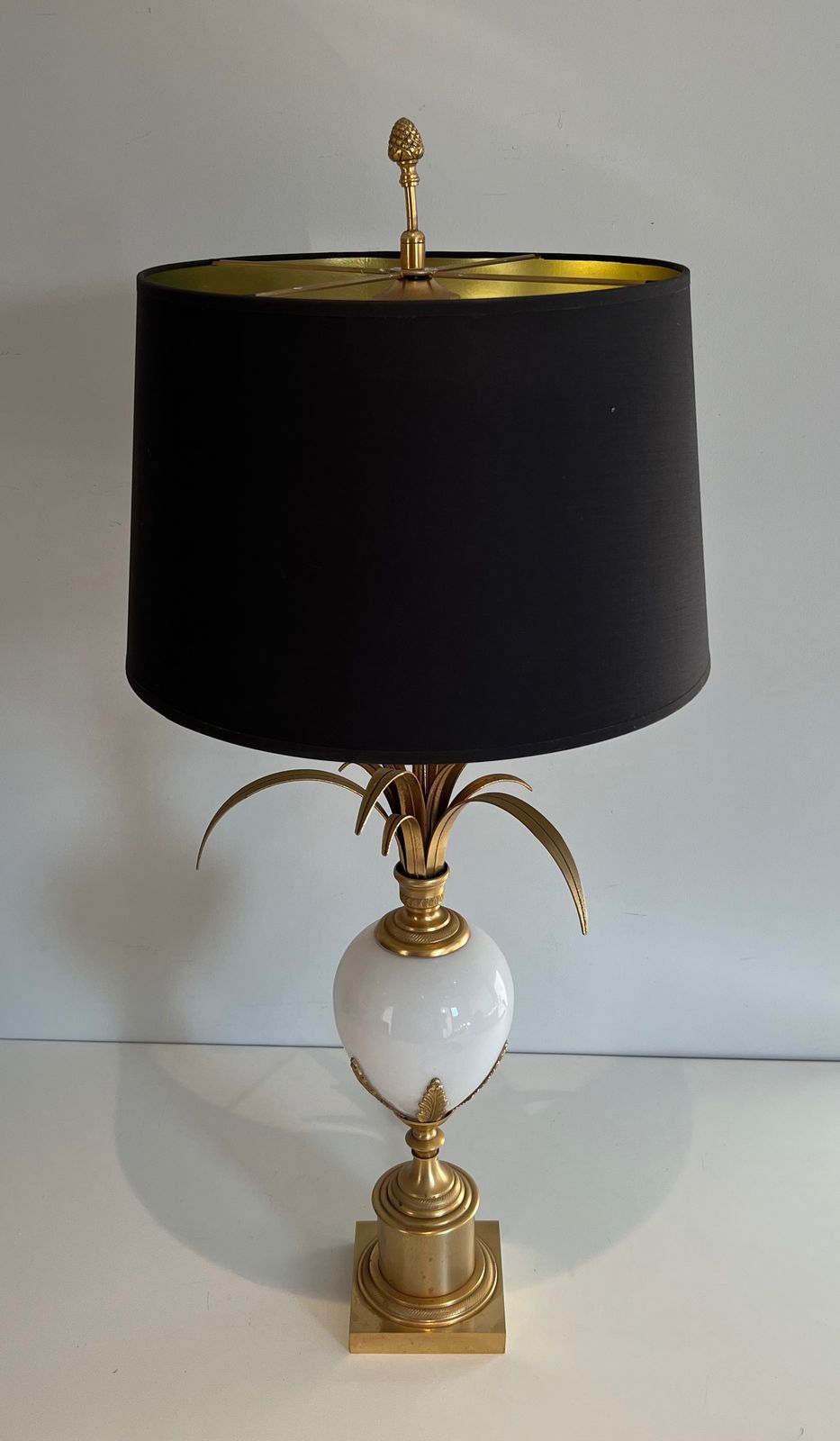 Lampe Oeuf D'autruche En Opaline Blanche Et Nickel Doré Dans Le Goût De La Maison Charles