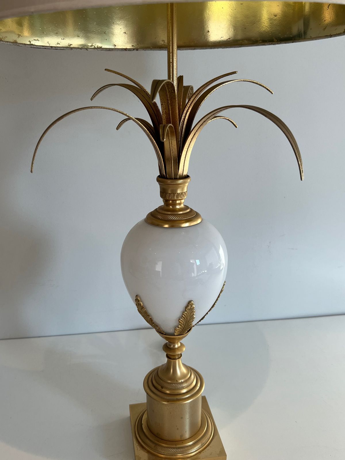 Lampe Oeuf D'autruche En Opaline Blanche Et Nickel Doré Dans Le Goût De La Maison Charles photo vinterior