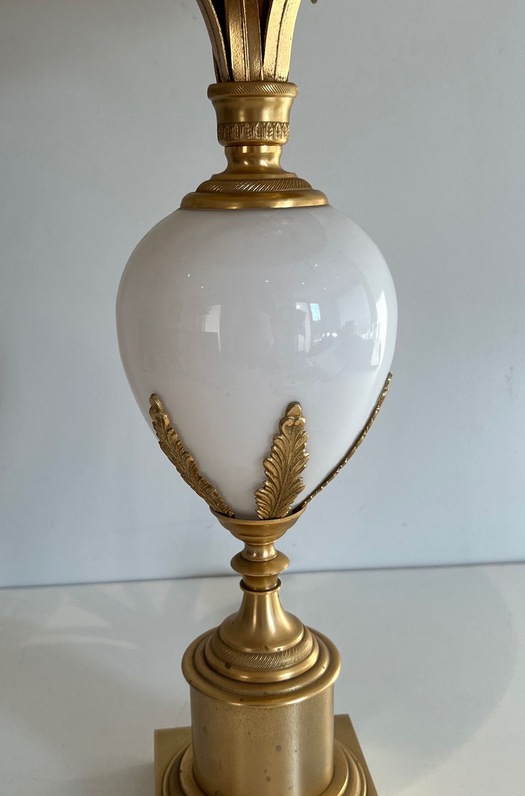 Lampe Oeuf D'autruche En Opaline Blanche Et Nickel Doré Dans Le Goût De La Maison Charles photo buy