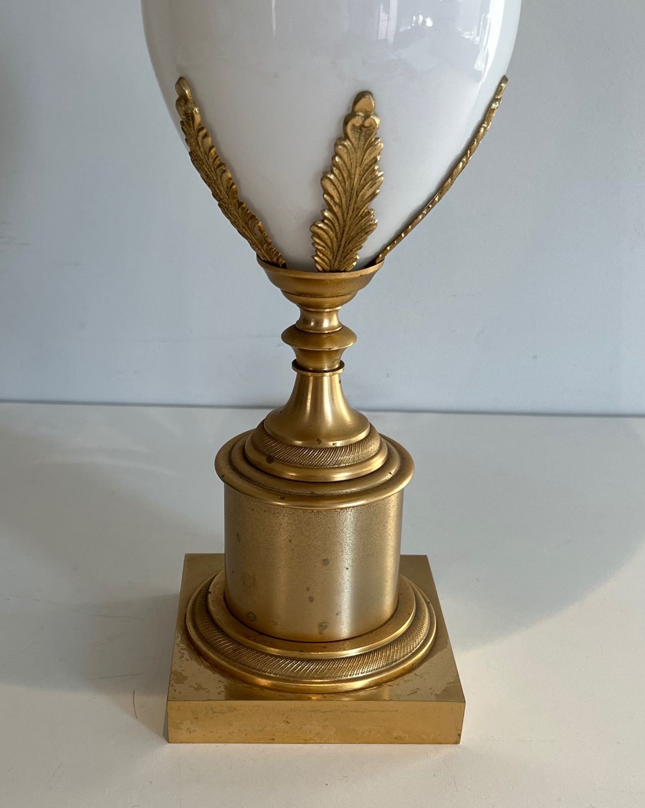 Lampe Oeuf D'autruche En Opaline Blanche Et Nickel Doré Dans Le Goût De La Maison Charles photo vintage