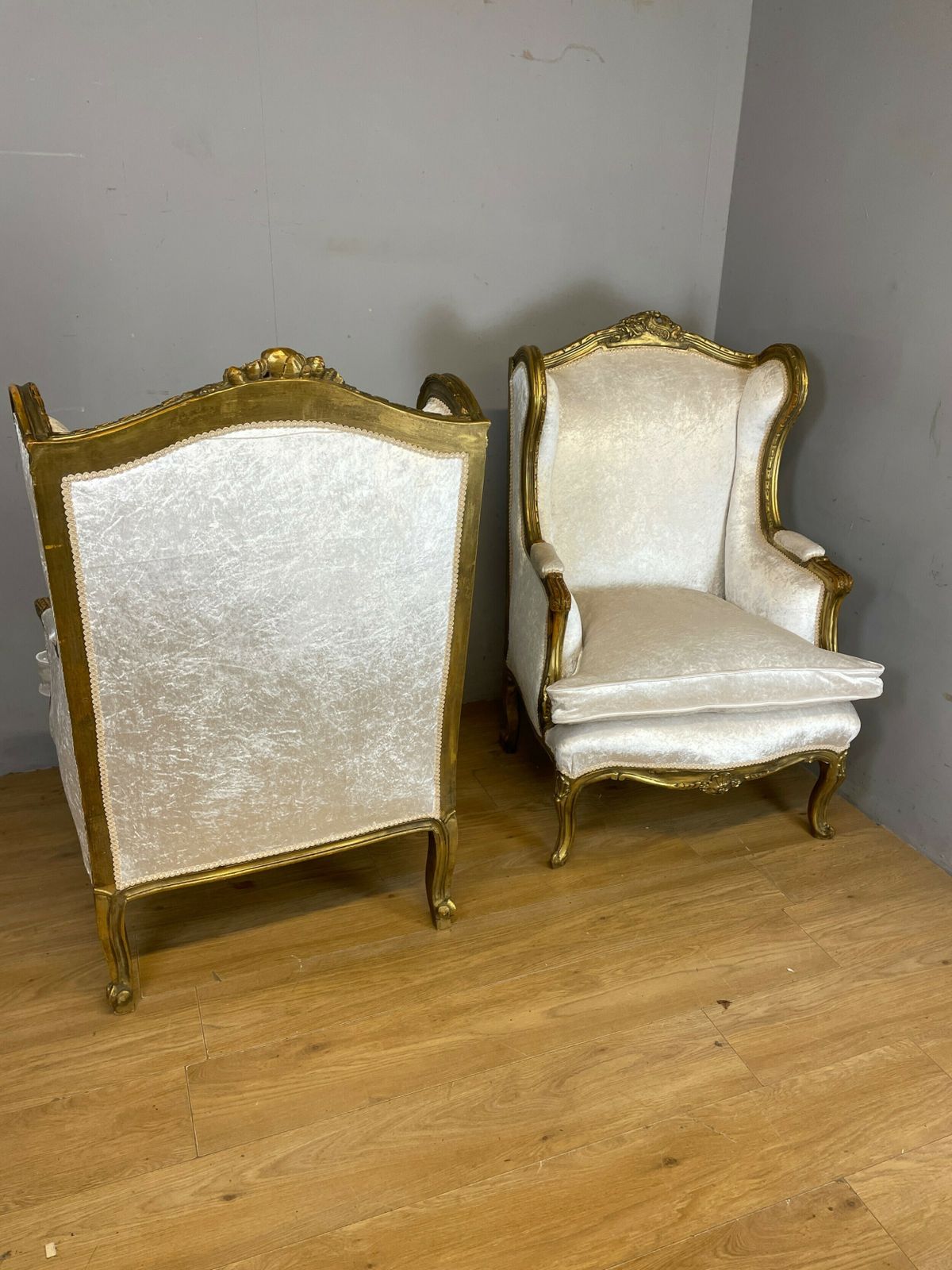 photo furniture Early C20th Pair Of Carved And Gilded French Winged Armchairs