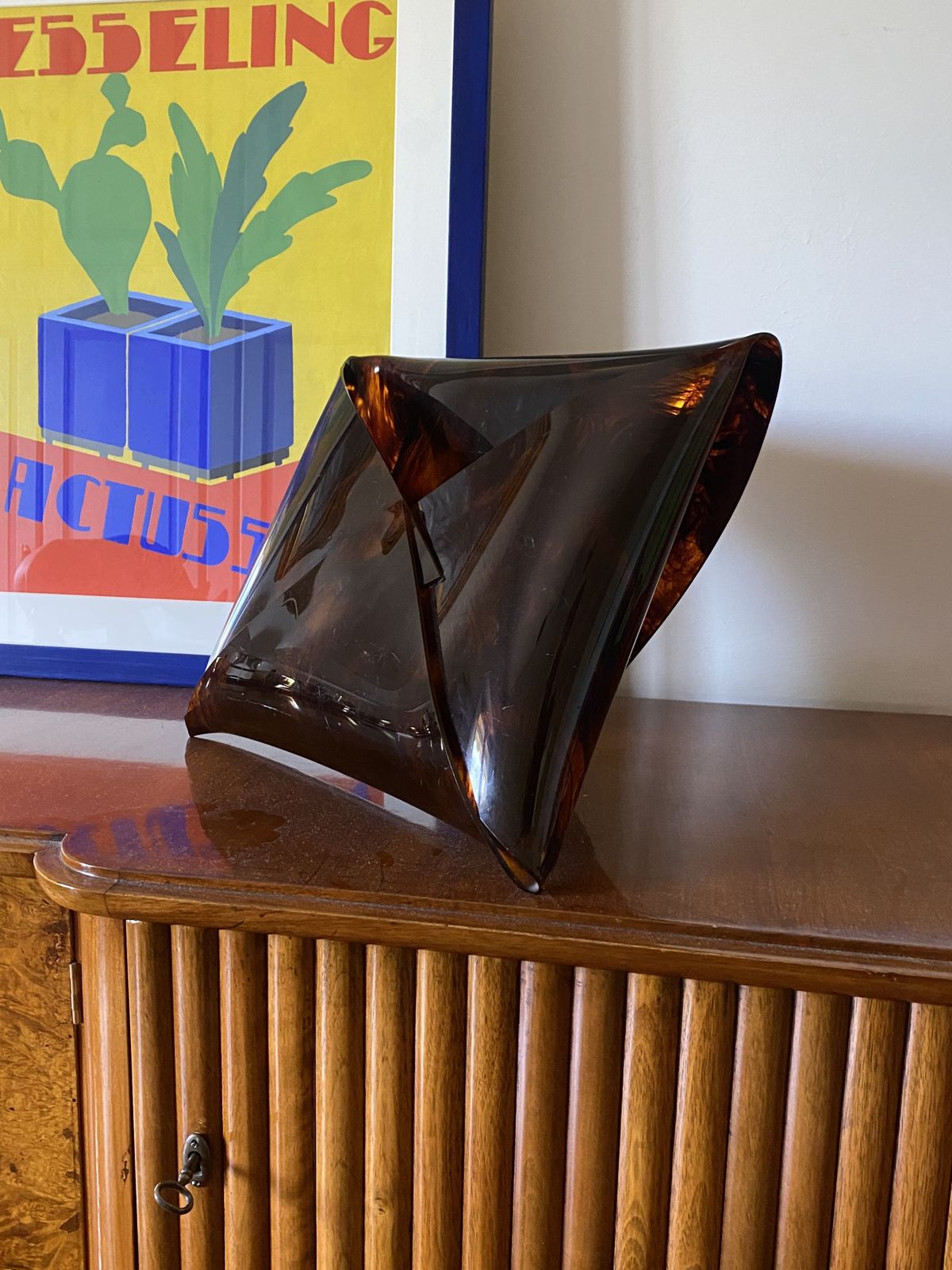 photo vintage Hollywood Regency Mail Shaped Magazine Rack, Ta.Ni.No Italy 1970s
