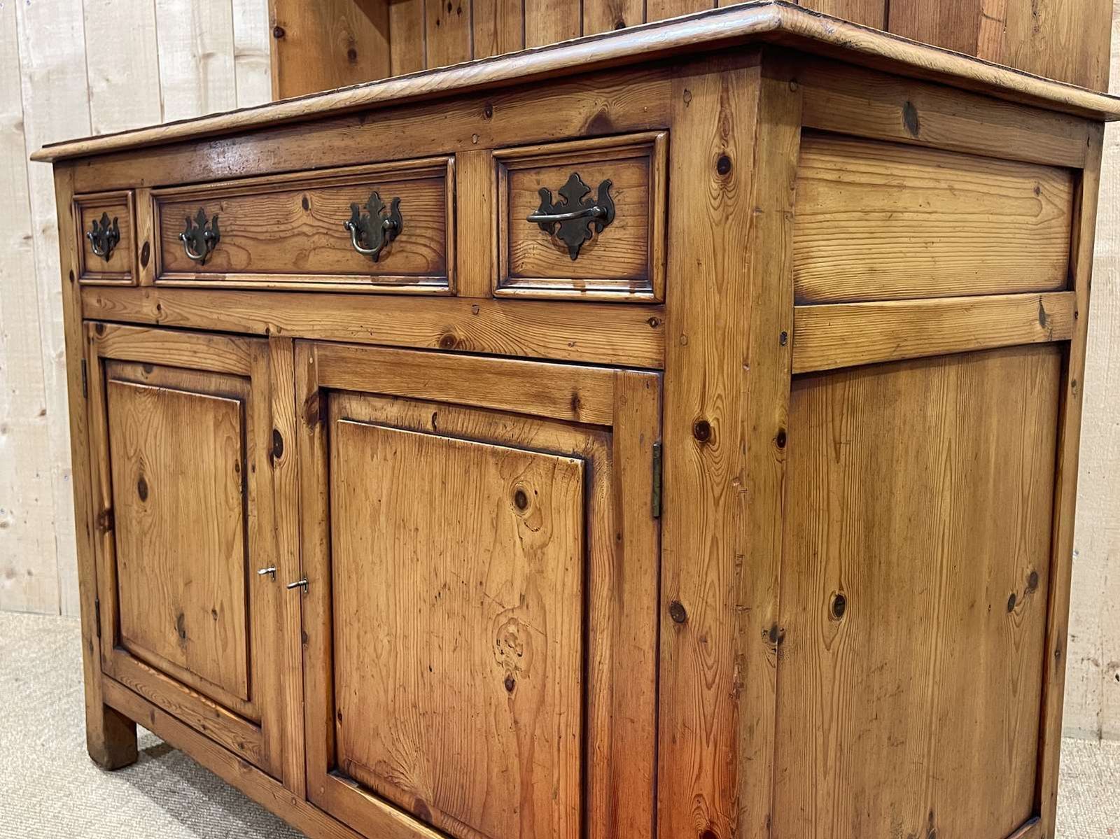 1580.0 English Fir Dresser From The 1950s photo