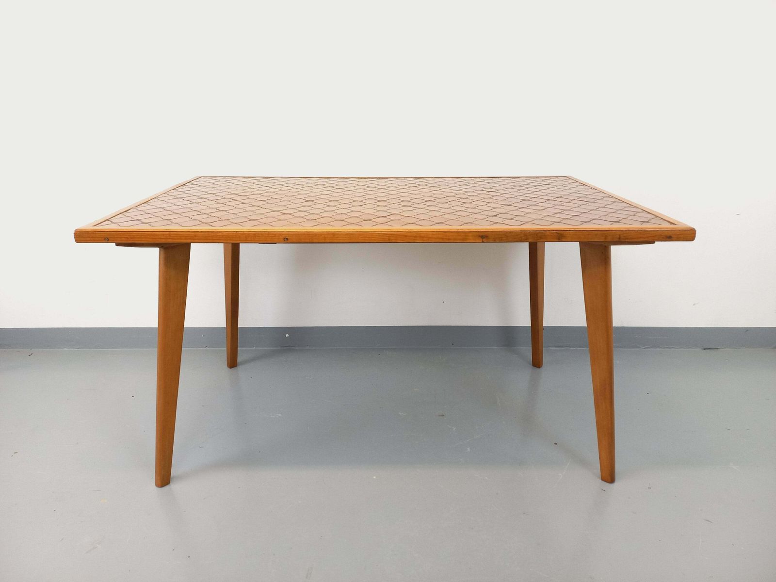 Table rectangulaire en bois et céramique photo Mobilier