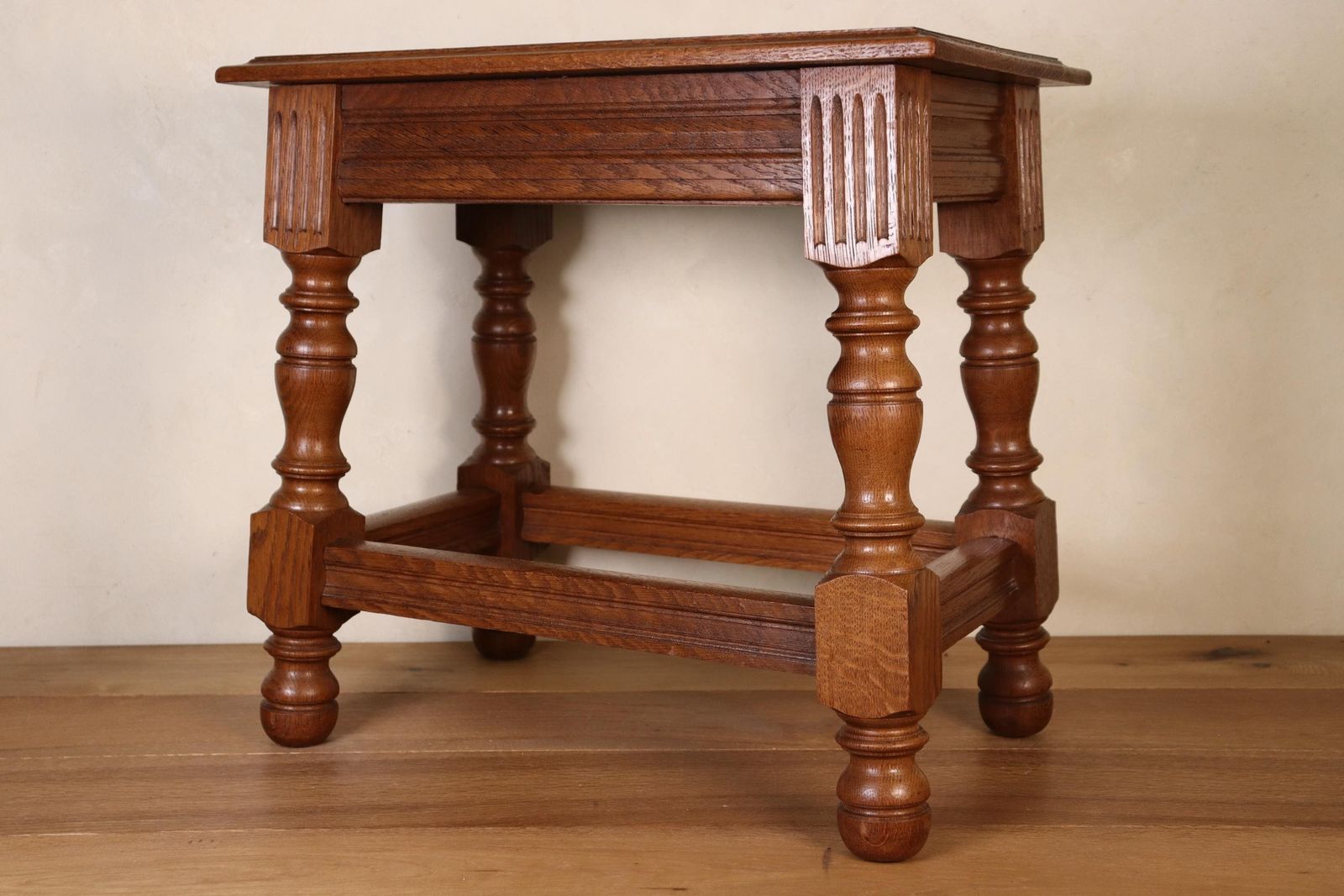 Massief eiken krukbank in antieke stijl, 20e eeuw photo furniture