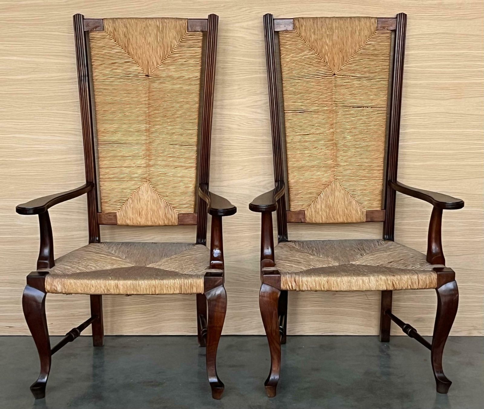 Paire de fauteuils espagnols en noyer à dossier et assise cannés, XXe siècle photo furniture