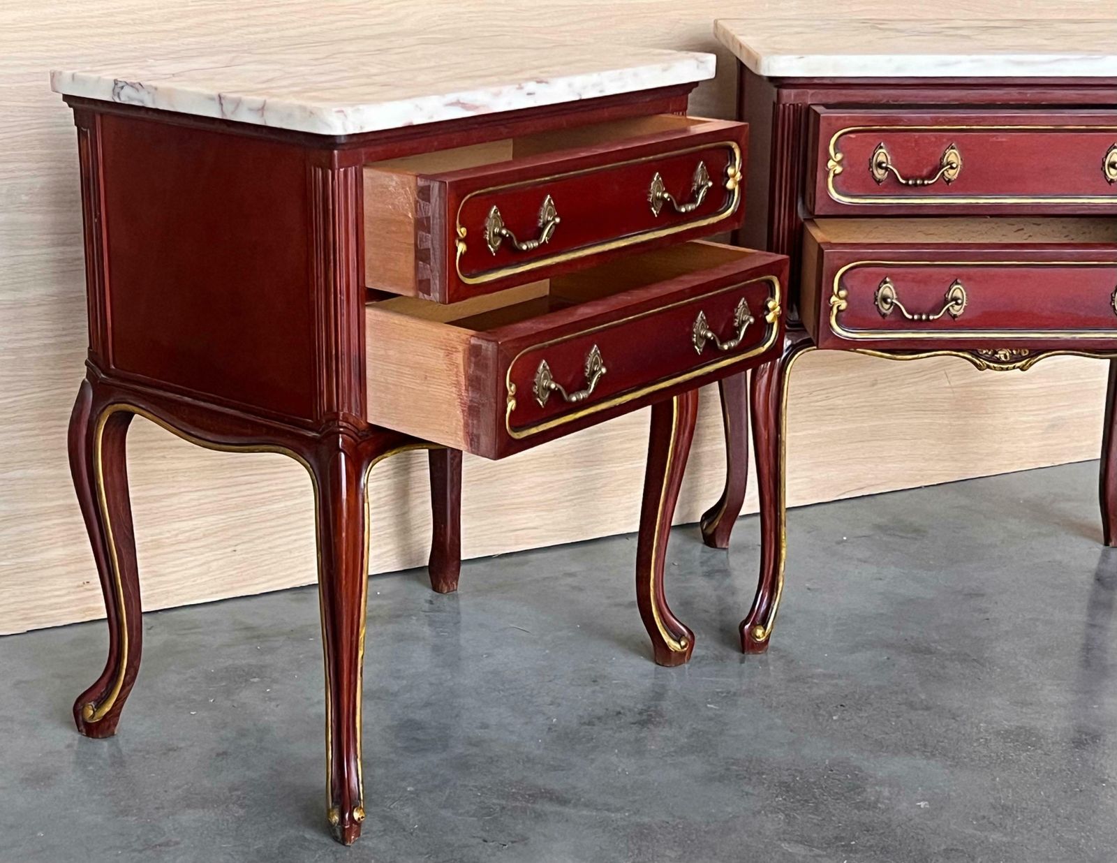 Paire de tables de chevet espagnoles en bois rouge framboise à deux tiroirs, XXe siècle photo buy