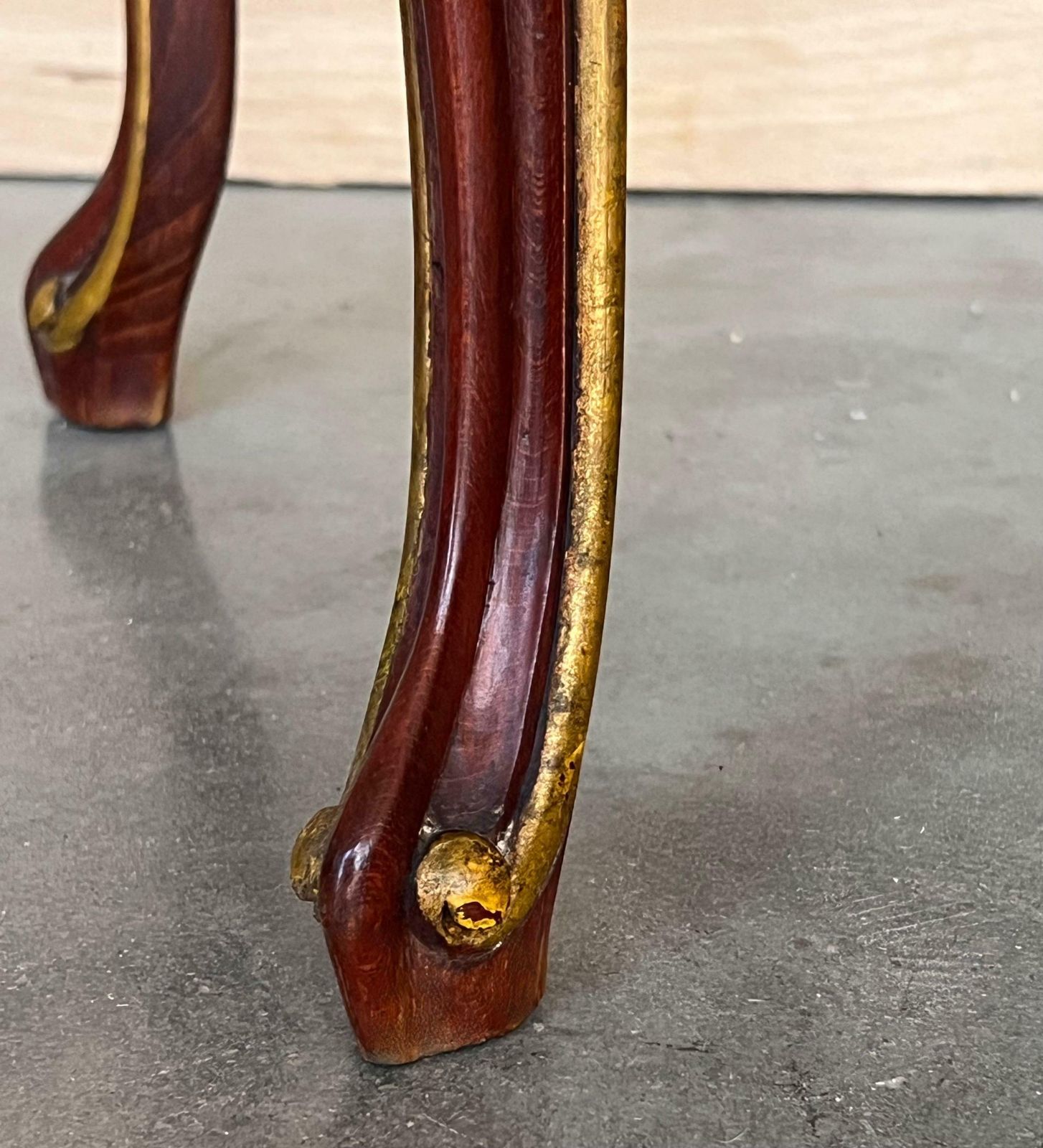 Mobilier Paire de tables de chevet espagnoles en bois rouge framboise à deux tiroirs, XXe siècle photo