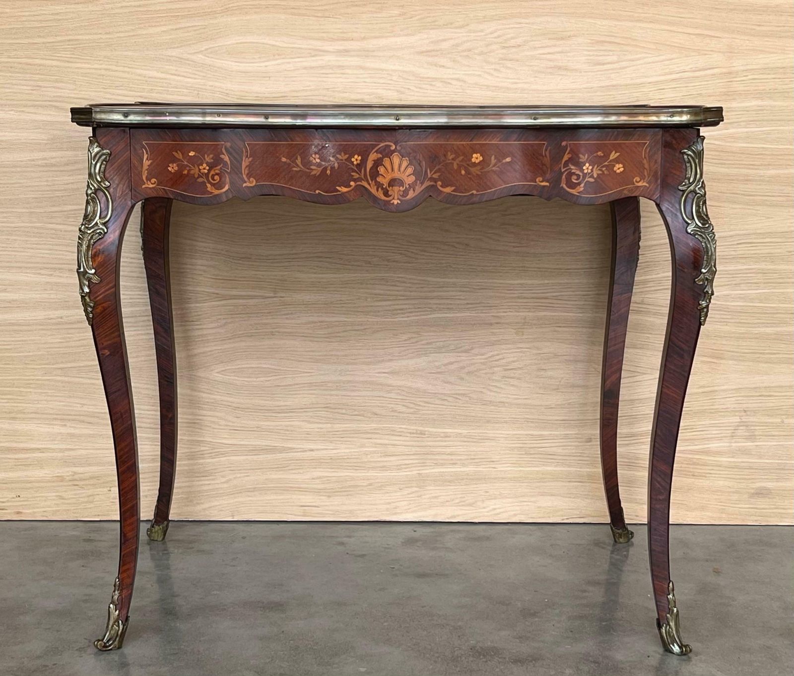 Table à écrire Louis XV en marqueterie, XIXe siècle photo for sale