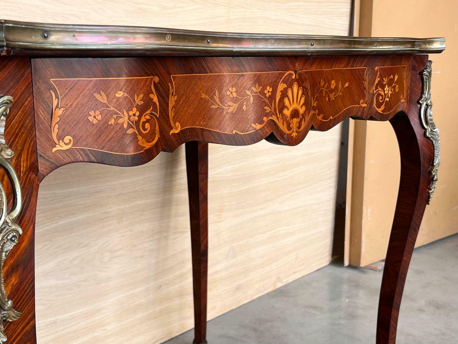 3736.0 Table à écrire Louis XV en marqueterie, XIXe siècle photo