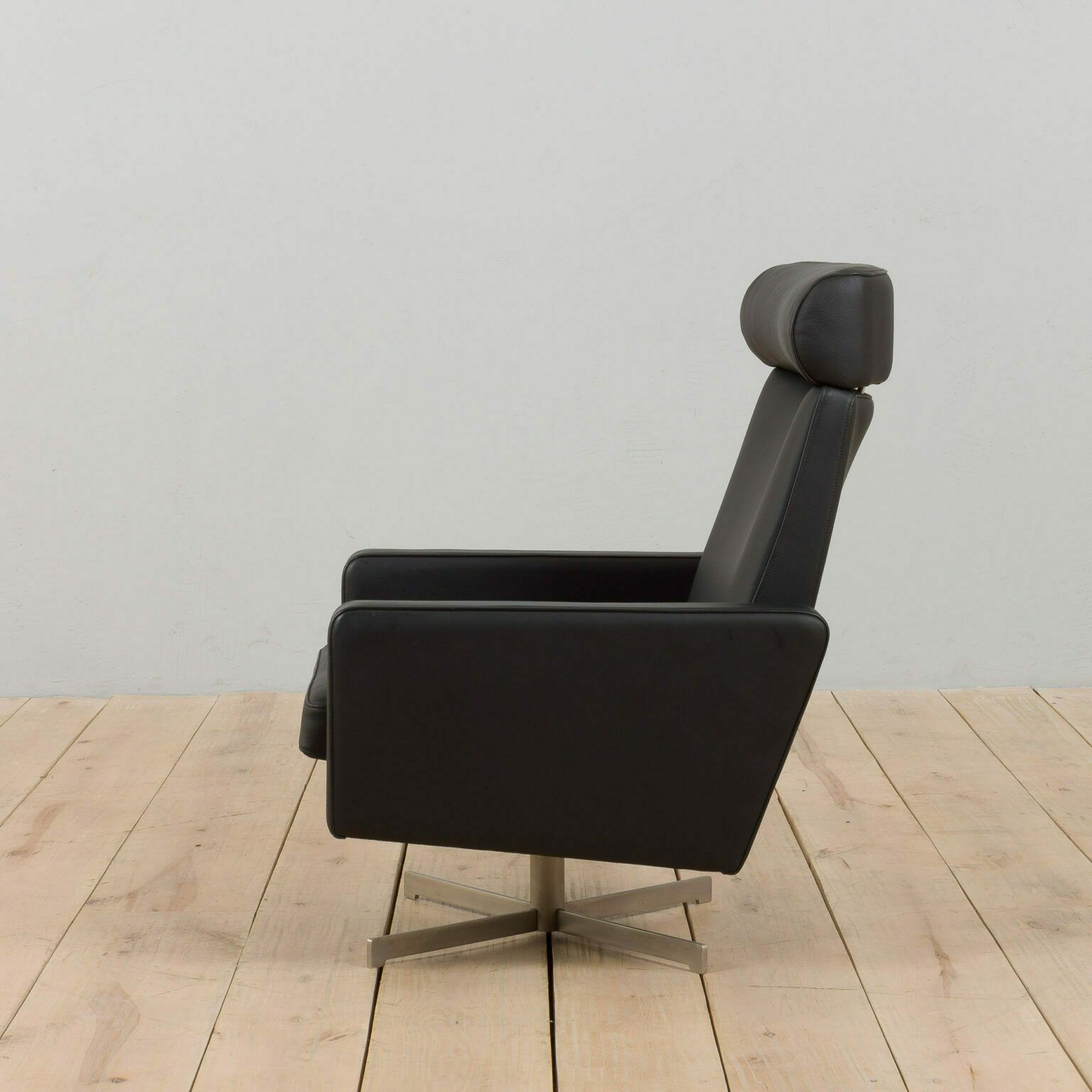 photo furniture Pair Of Skipper Danish Mid Century Recliner Black Leather Lounge Chairs, 1980s