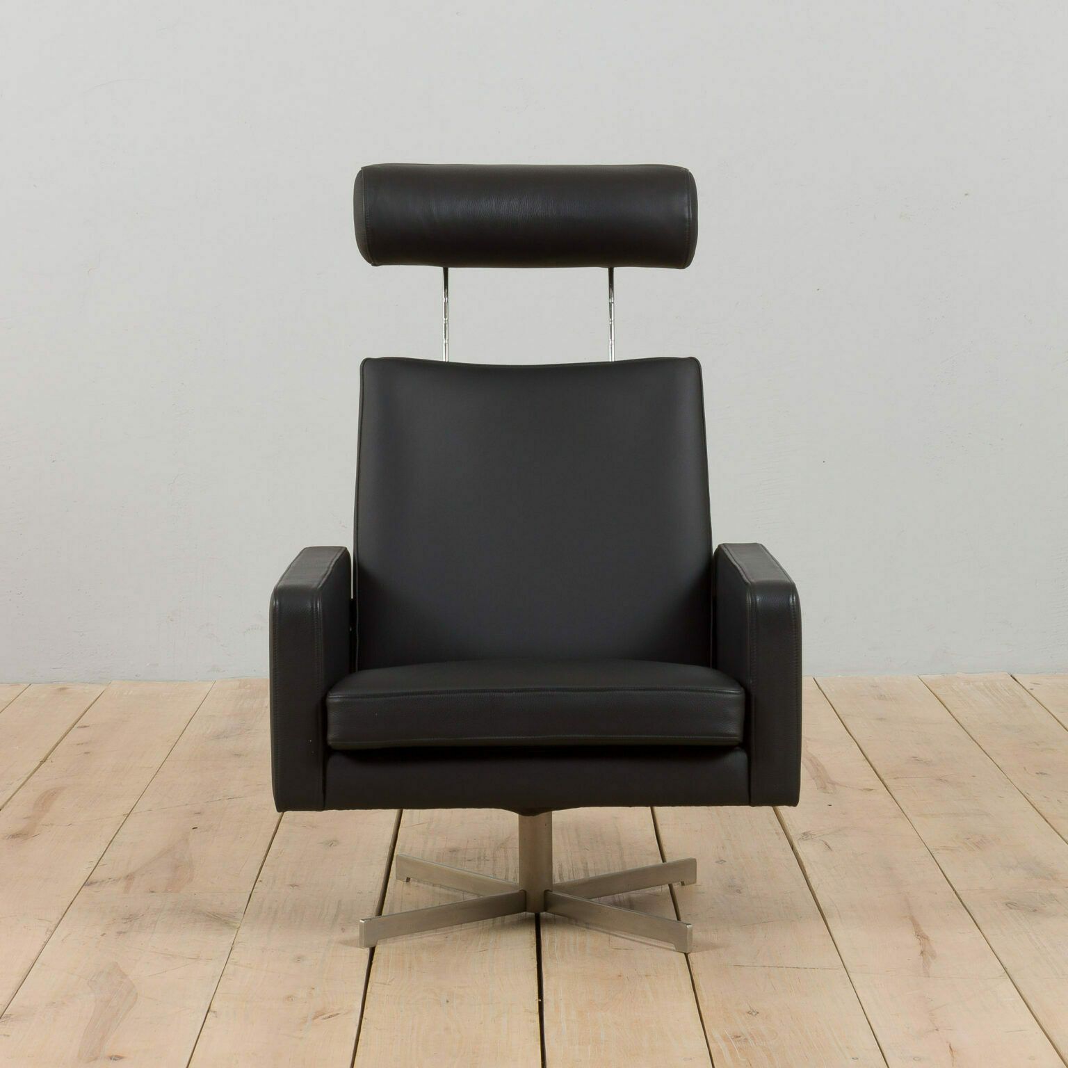 1797.0 Pair Of Skipper Danish Mid Century Recliner Black Leather Lounge Chairs, 1980s photo