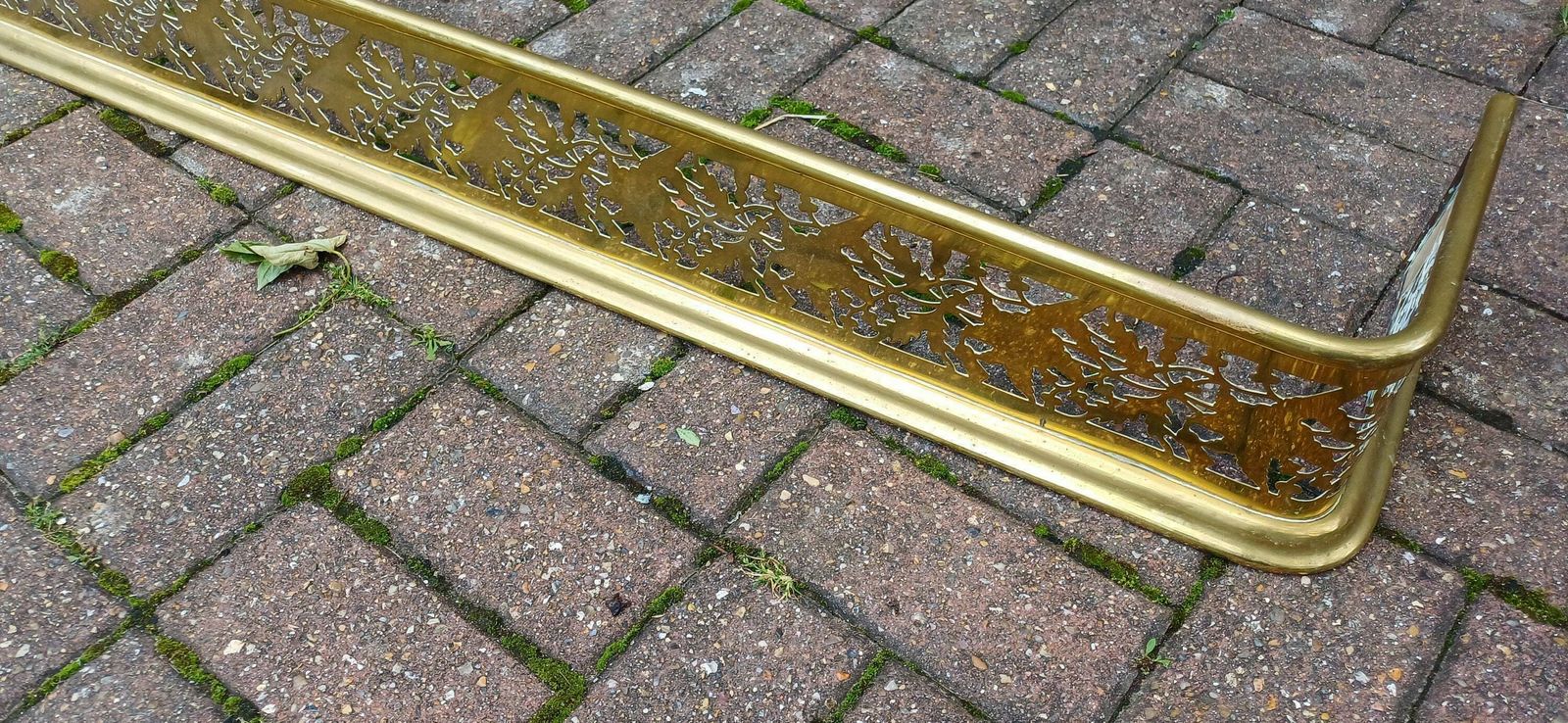 Superb Vintage Victorian Brass Fireplace Fender Guard In Excellent Condition photo 275.0