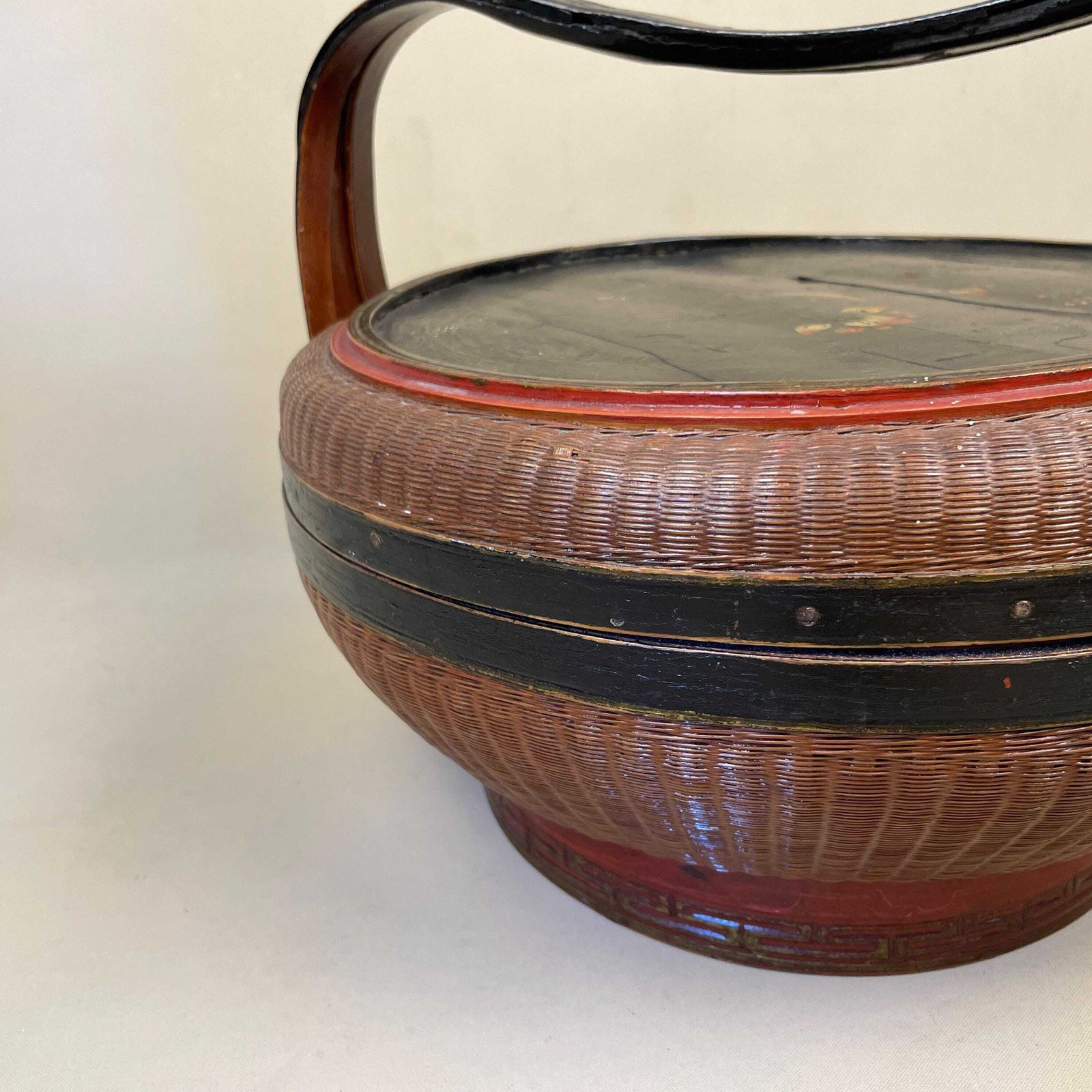 Chinese Vintage Round Basket Woven Wicker Red Black Antique Storage Farmhouse Cottage Decor Antique Handle Bamboo Wood Lidded Lid Oriental photo vinterior