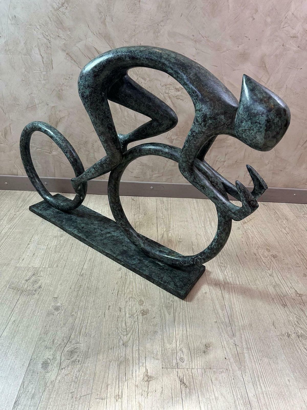 Contemporary "Tour De France" Cyclist Bronze Sculpture photo vinterior