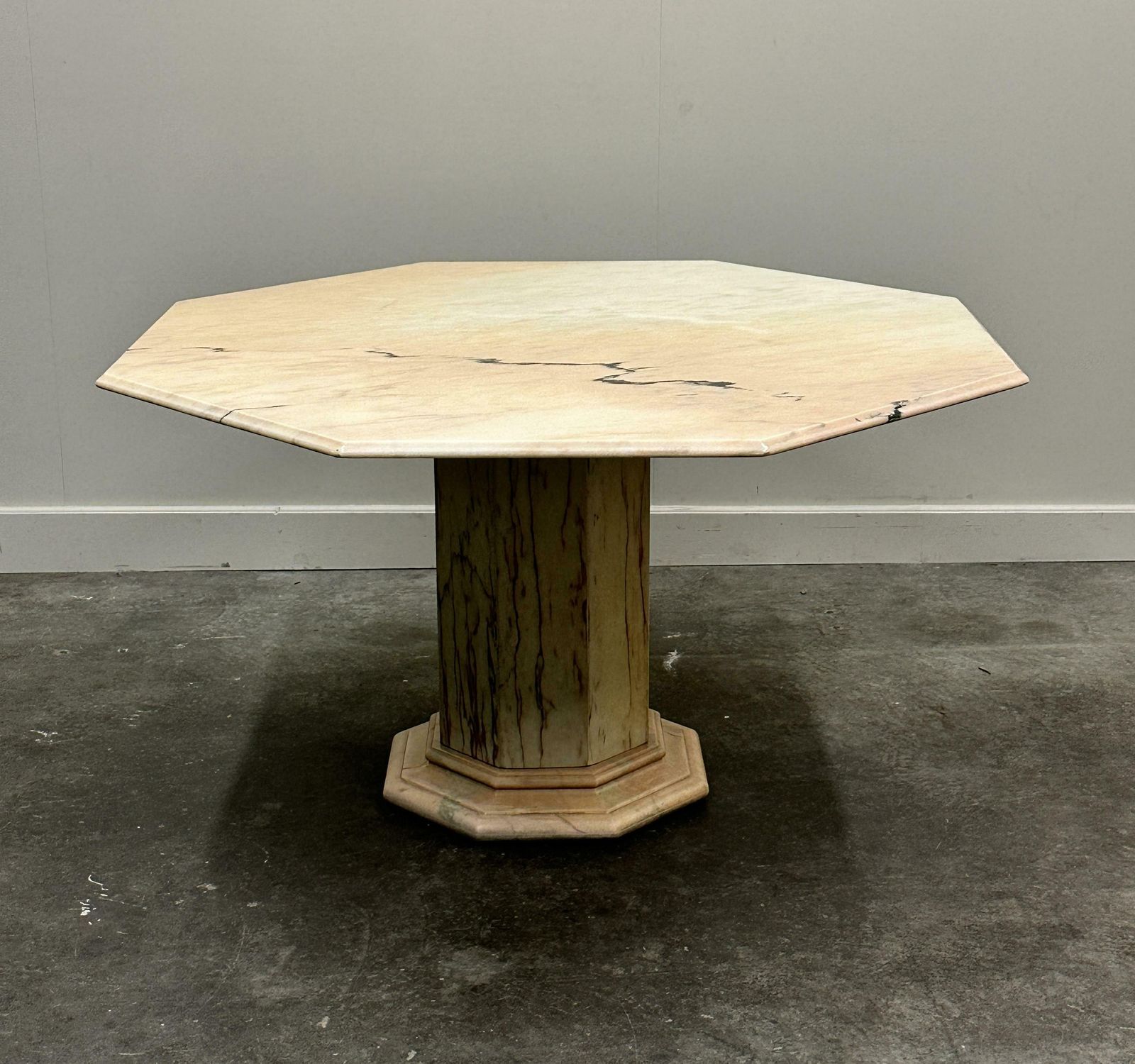 Italiaanse Eettafel In Roze Marmer, Jaren 1980. photo furniture