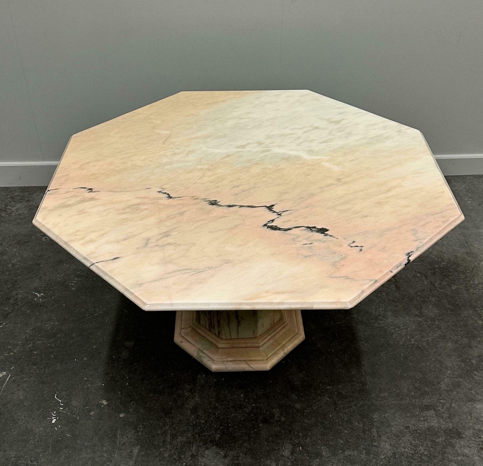 Italiaanse Eettafel In Roze Marmer, Jaren 1980. photo for sale