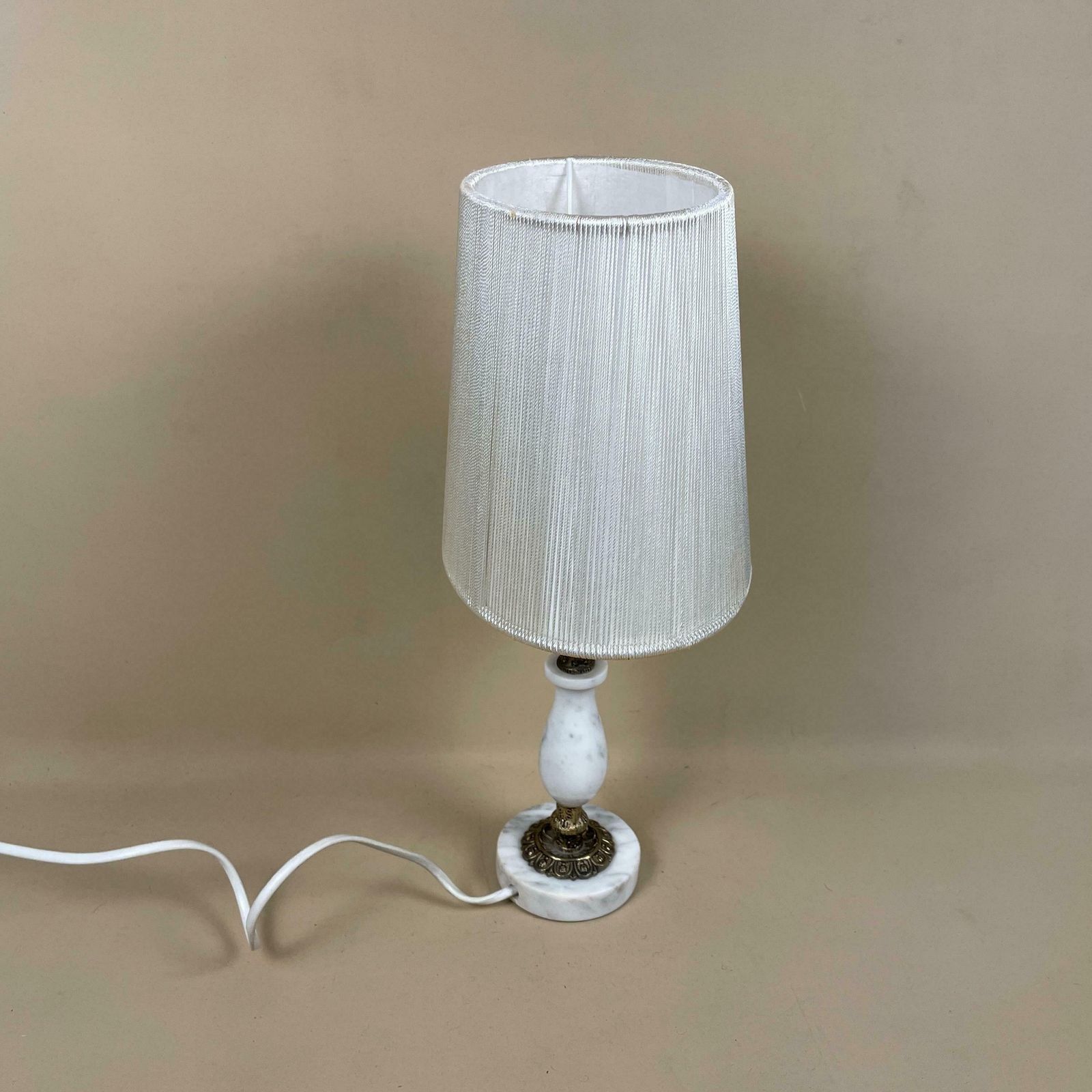 Antique Onyx Marble Lamp Light Brass Gold Metal Bedside Side Table Desk Marbled Patterned Vintage Pattern Feet Ornate String Lampshade White photo Lighting