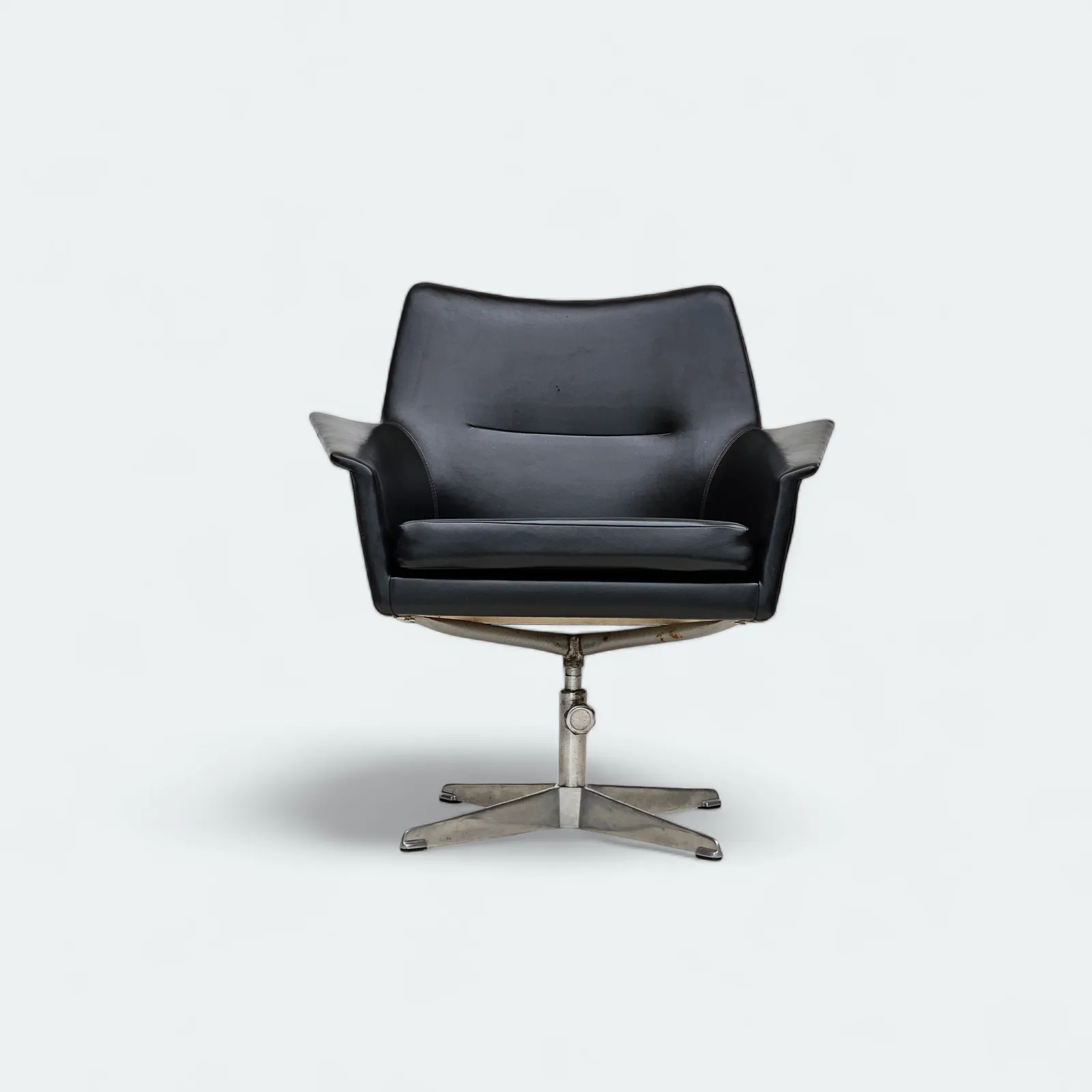 Ca. Jaren 1960, Scandinavisch Design, Draaistoel, Goede Staat, Kunstleer, Gegoten Aluminium Voetstuk.