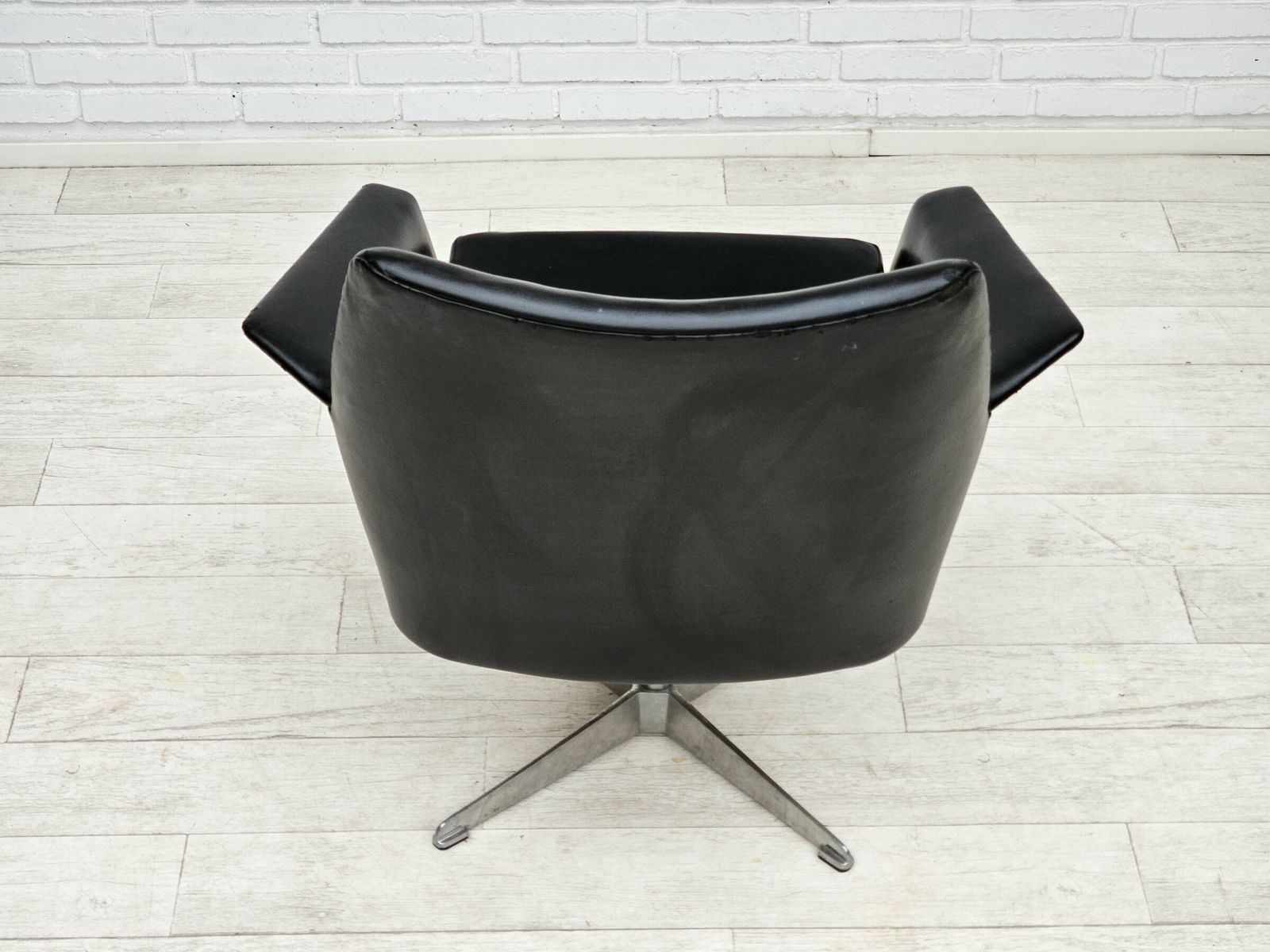 1960s, Scandinavian Design, Swivel Chair, Original Condition, Artificial Leather, Cast Aluminum Base. photo Furniture