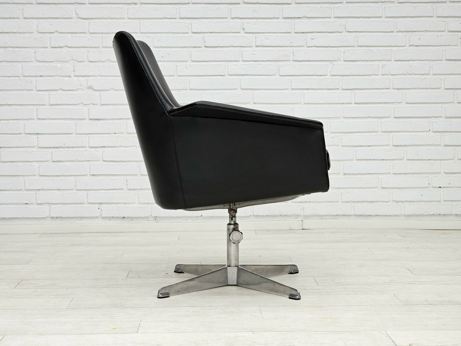 1960s, Scandinavian Design, Swivel Chair, Original Condition, Artificial Leather, Cast Aluminum Base. photo vintage