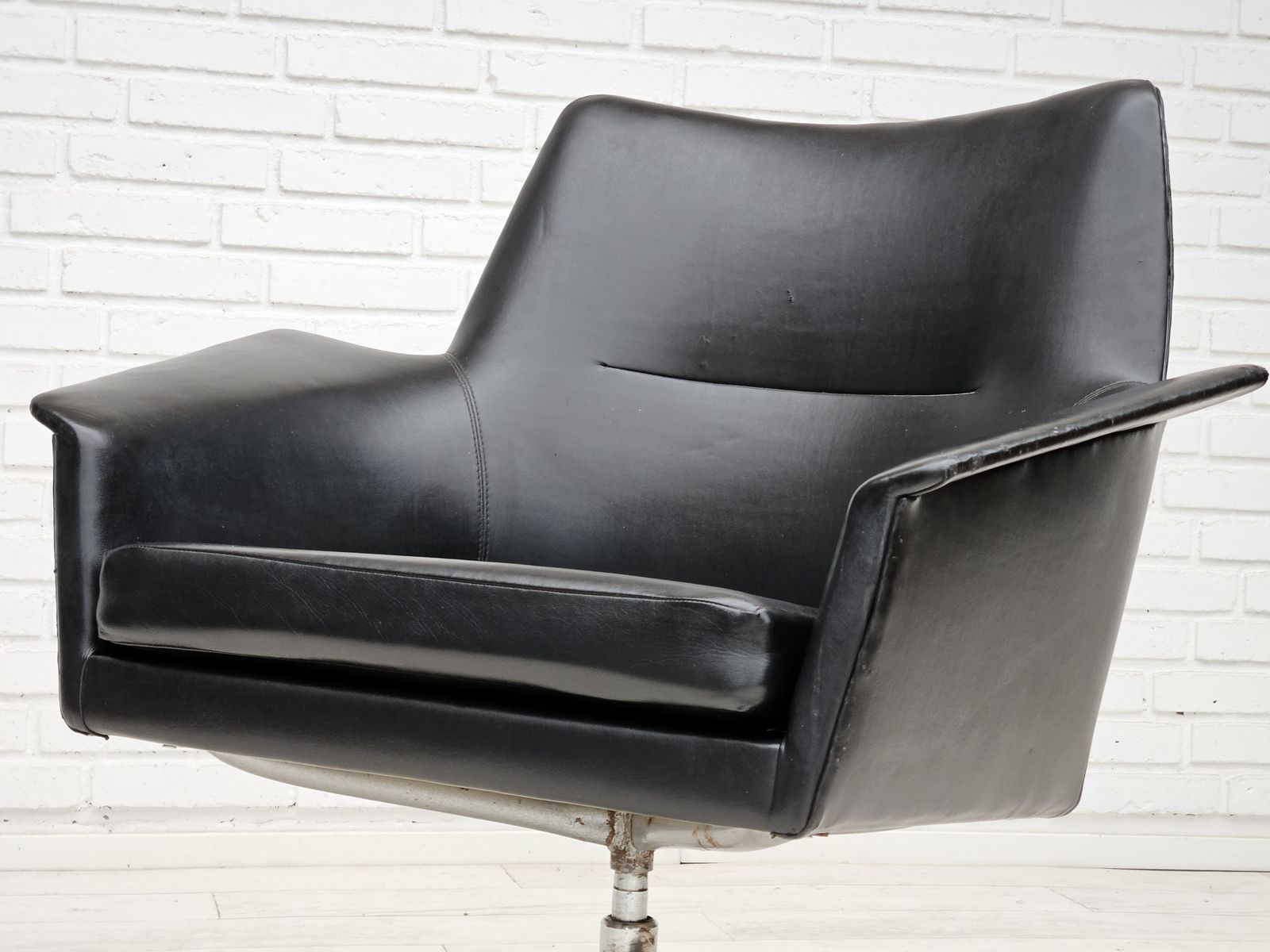 790.0 1960s, Scandinavian Design, Swivel Chair, Original Condition, Artificial Leather, Cast Aluminum Base. photo