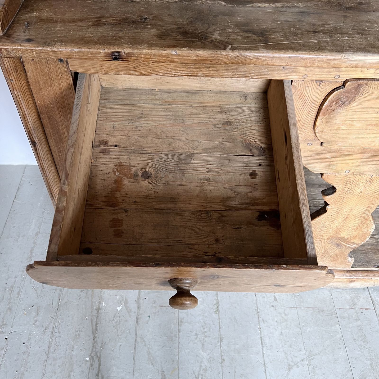 1695.0 Large 19th Century Pine Farmhouse Dresser photo
