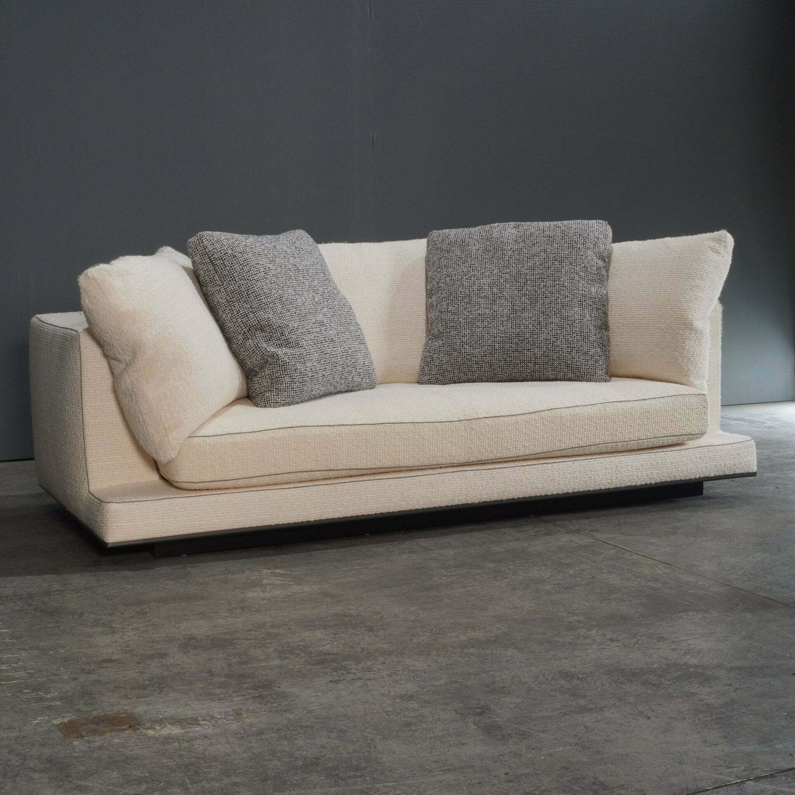 photo furniture Maxalto 3 Seater Cream Boucle Aurae Sofa By Antonio Citterio