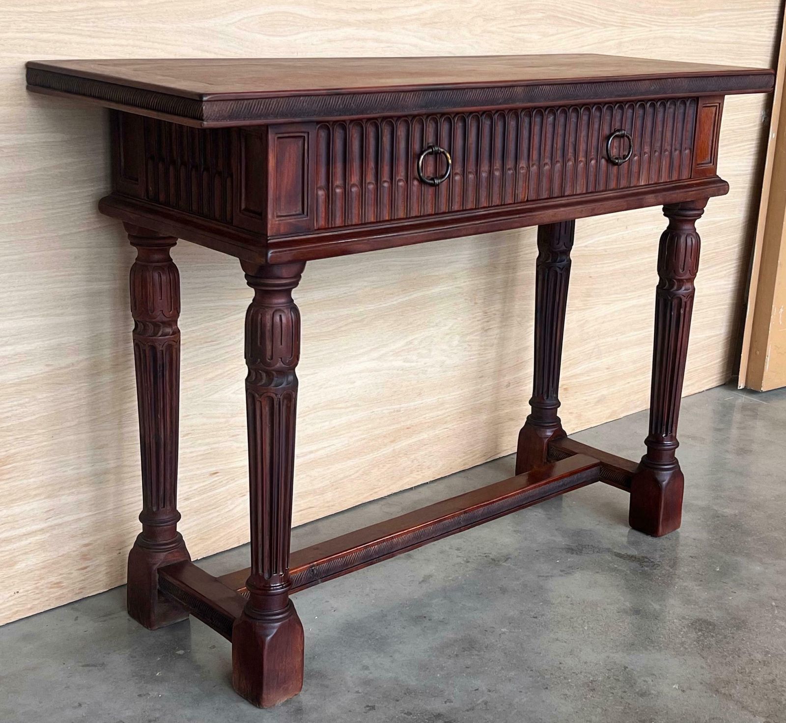 photo for sale Console catalane en noyer sculpté à deux tiroirs, début du XXe siècle