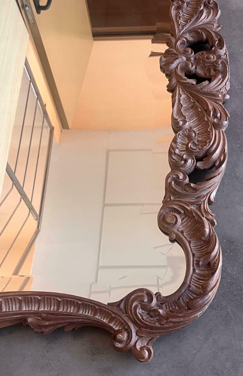 Grand miroir espagnol de style baroque en noyer sculpté et ormolu, XXe siècle photo vinterior