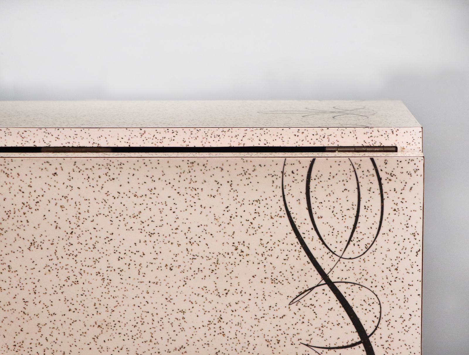 photo vinterior A Lovely Retro Dropleaf Dining Table With Melamine Or Formica Granite Effect.